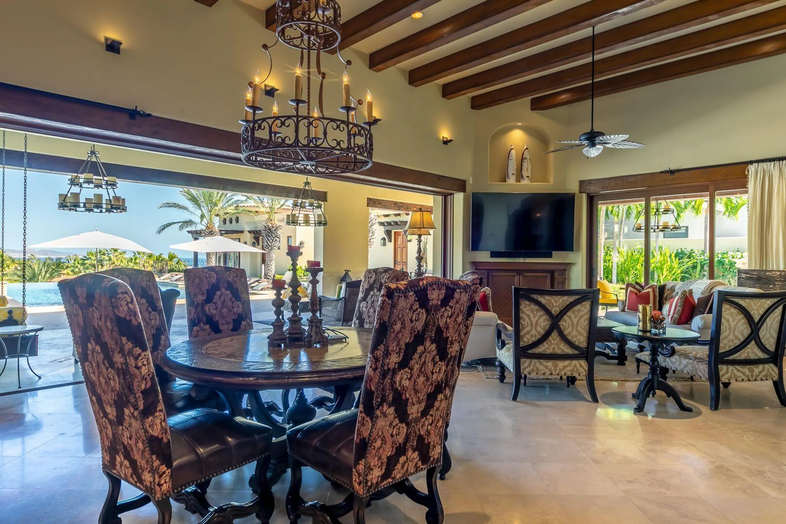 Spectacular Seaside Escape with Infinity Pool and Ocean Views — photograph 10