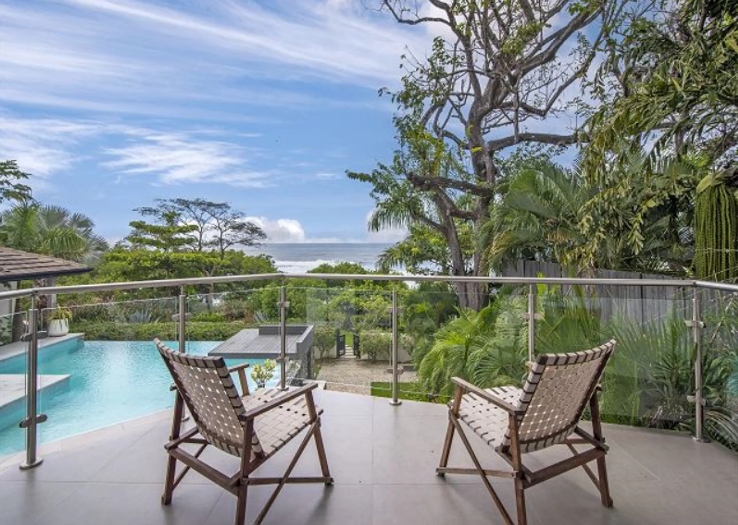 Gorgeous Beach Front Contemporary Modern Villa with Infinity Pool — photograph 6