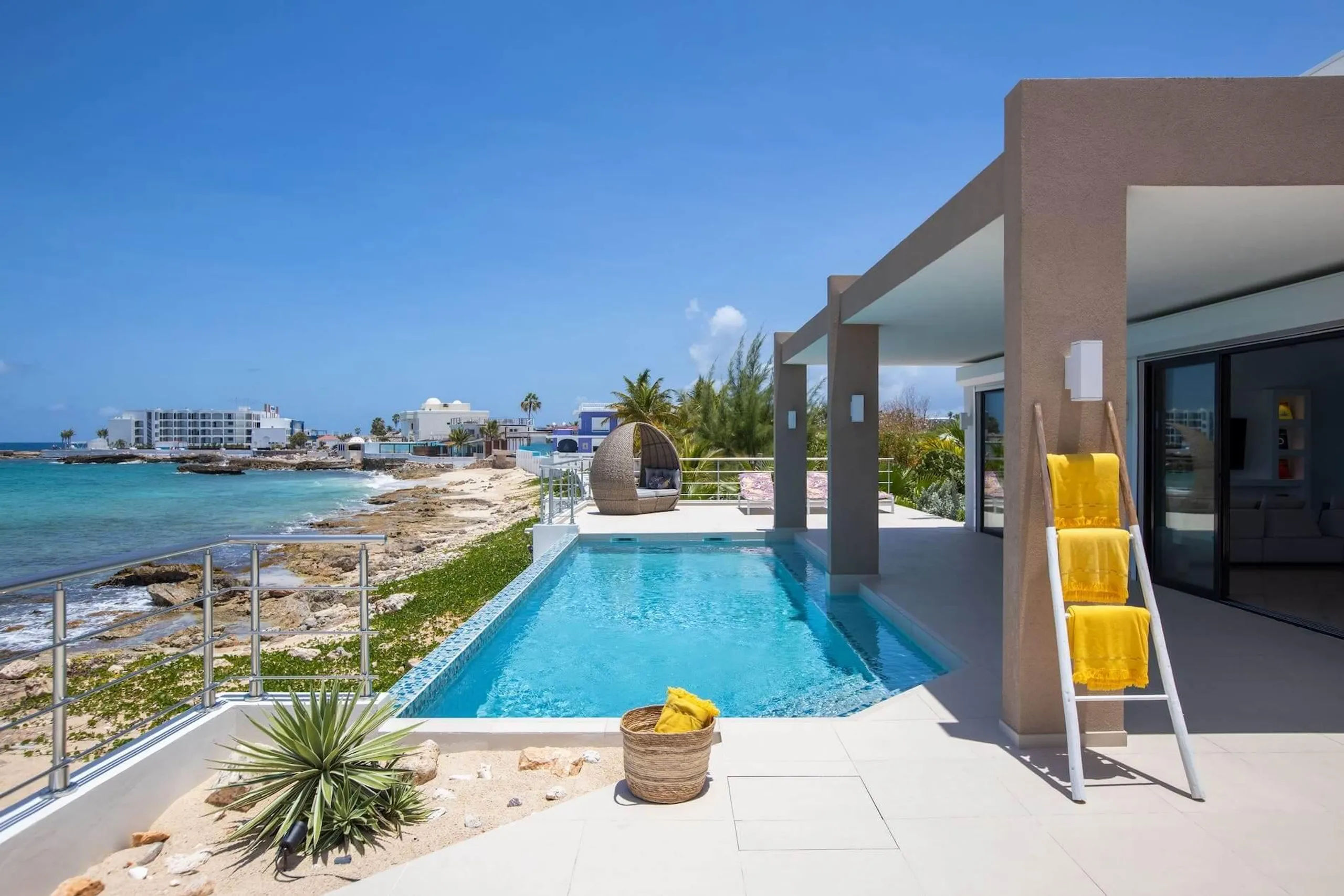 Luxury Beacon Hill Villa with Stunning Sea Views and Private Pool — photograph 5