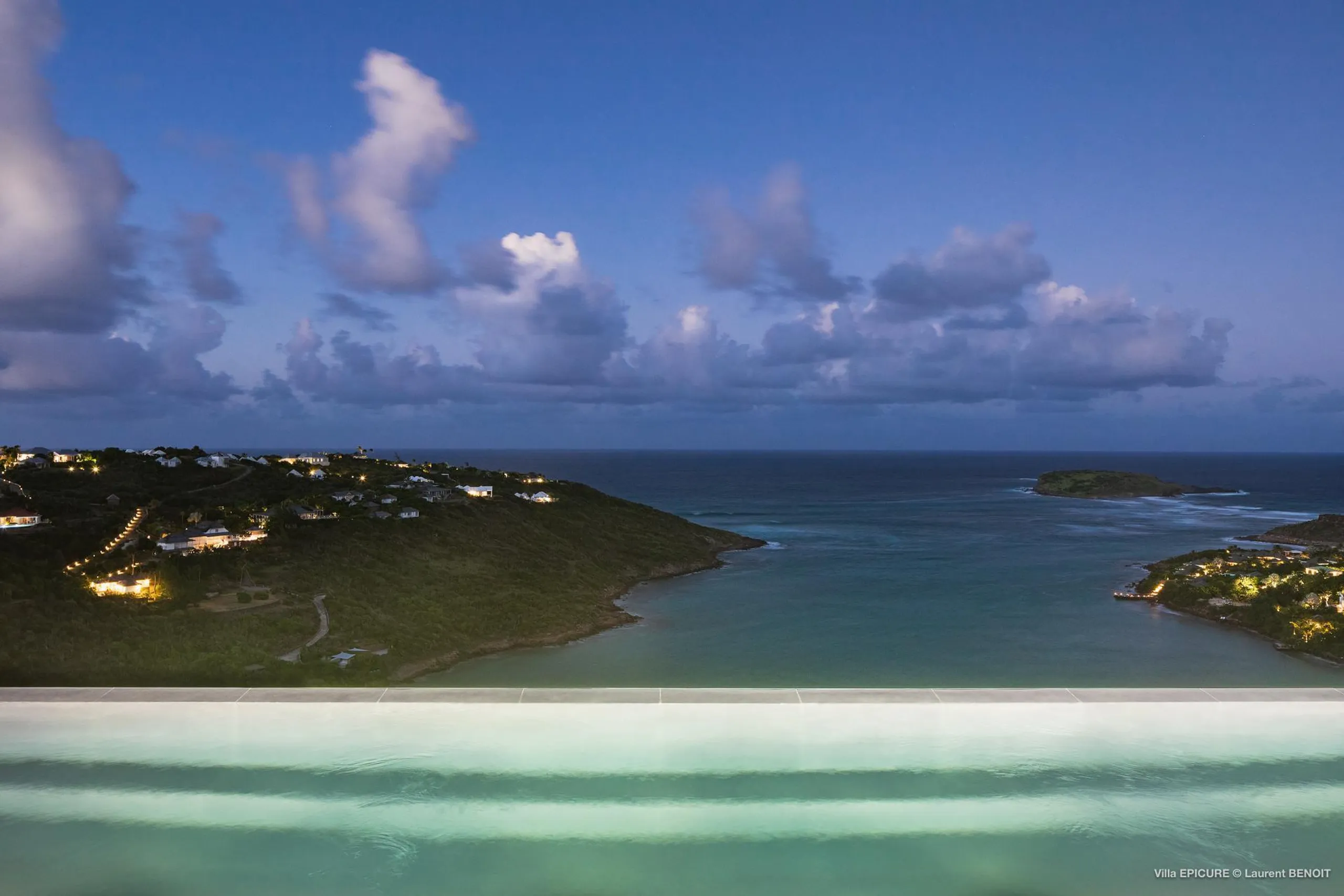 Stunning Oceanfront Villa with Infinity Pool, Fitness Room and Panoramic Views — photograph 7