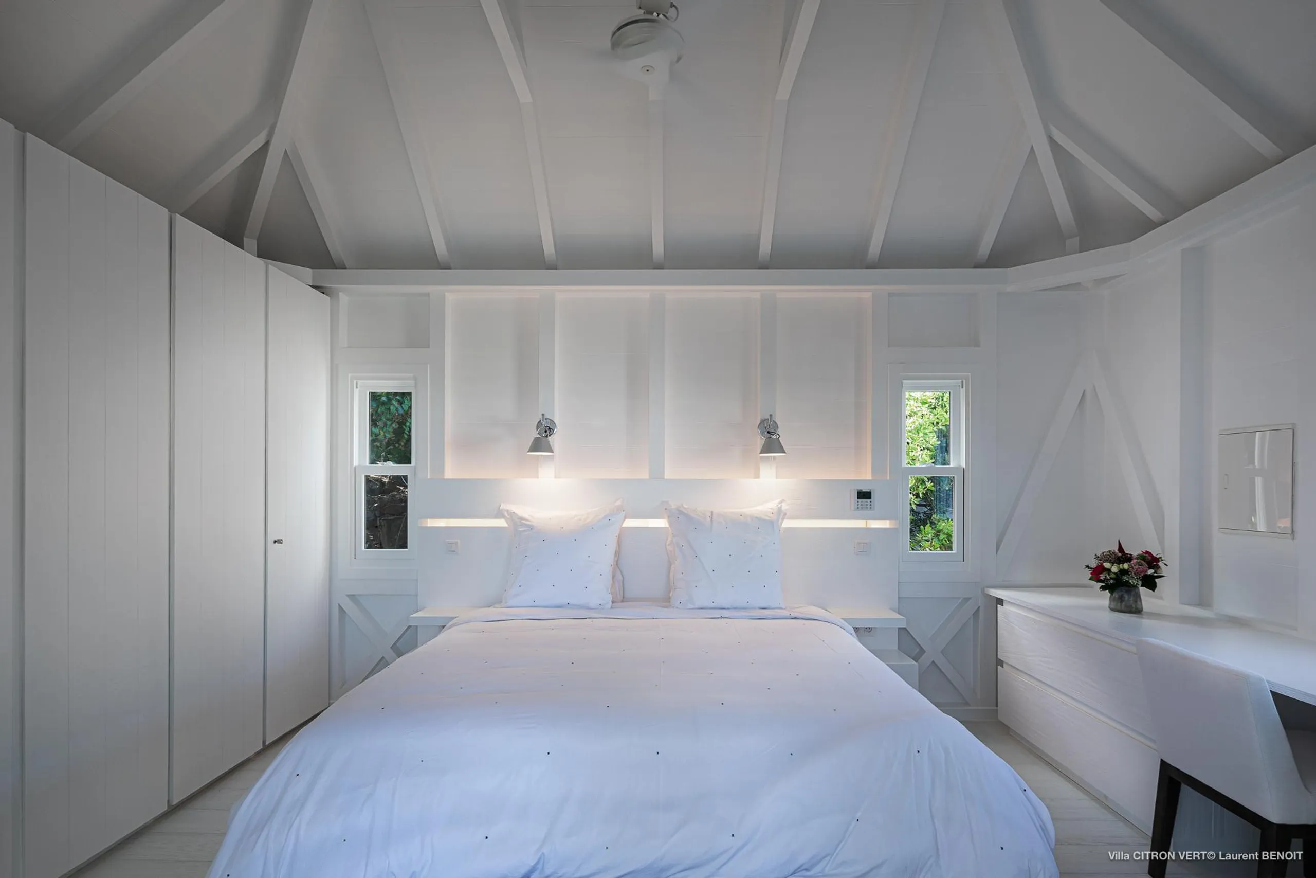 Tranquil Tropical Villa with Ocean Views and Walks to Beach — photograph 7