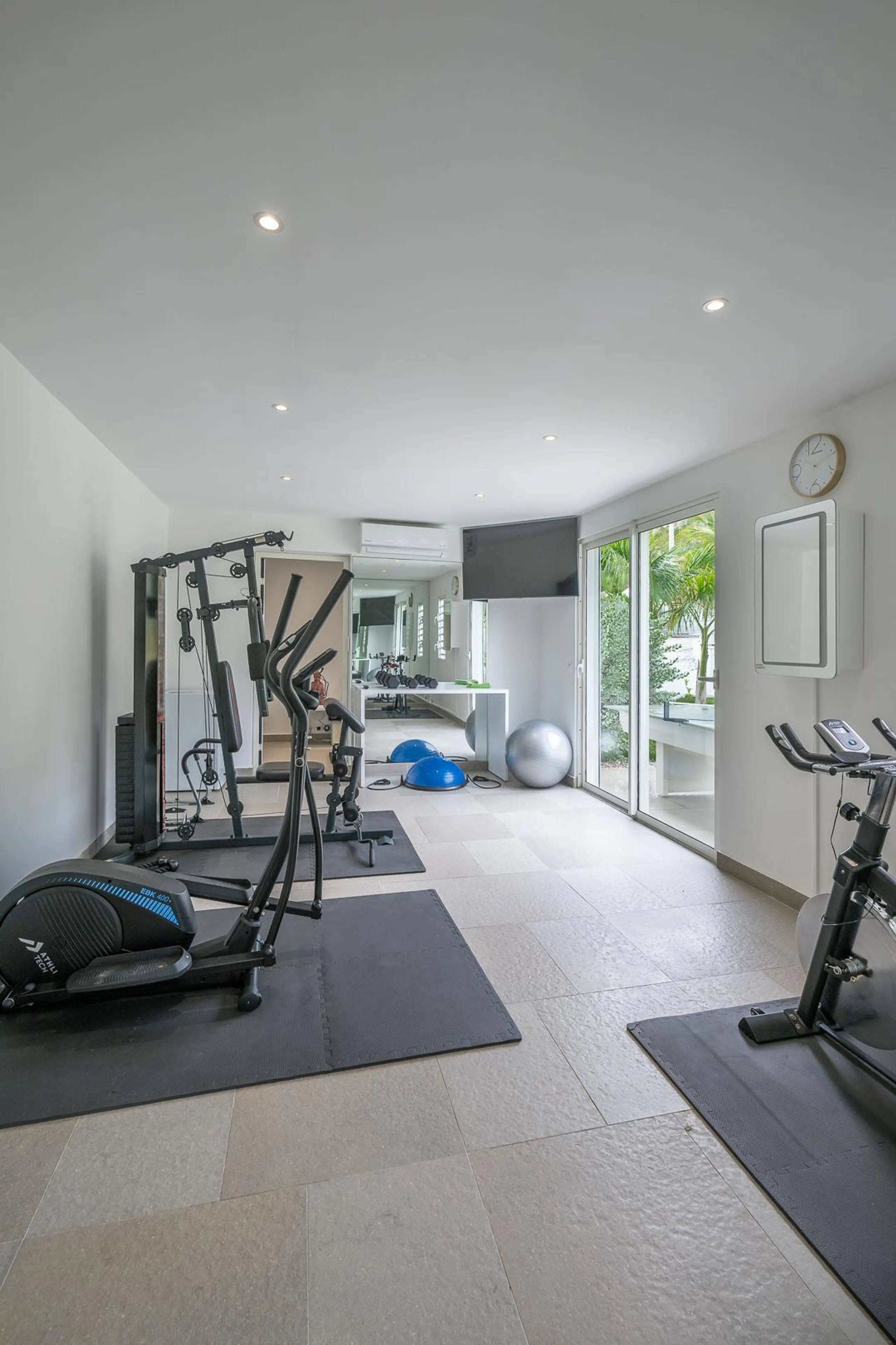 Incredible Terres Basses Villa with Invigorating Pools, Jacuzzi, and Fitness Room — photograph 6