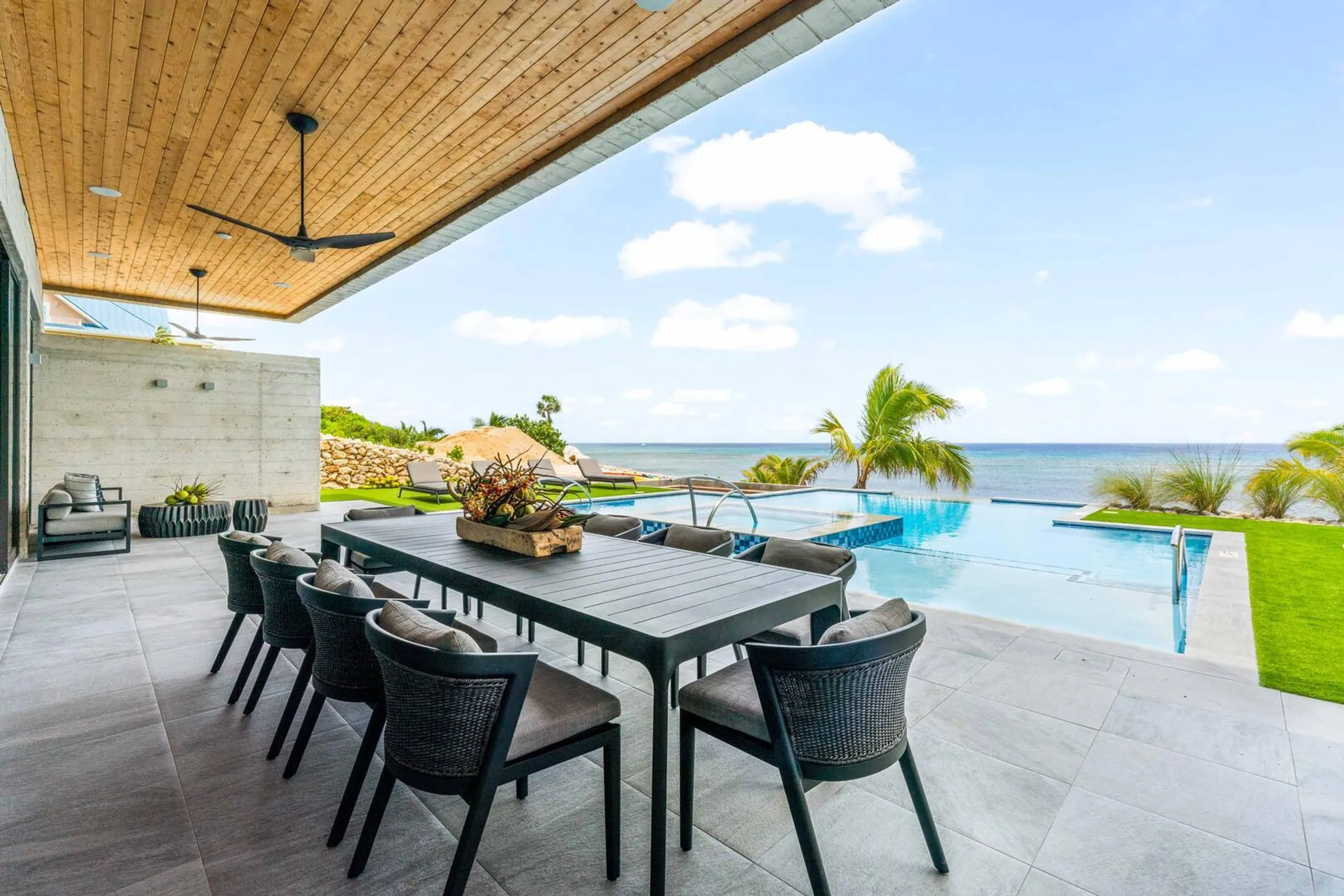 Captivating Oceanfront Villa in Gun Bay with Infinity Pool, Outdoor Grill, and Firepit — photograph 4