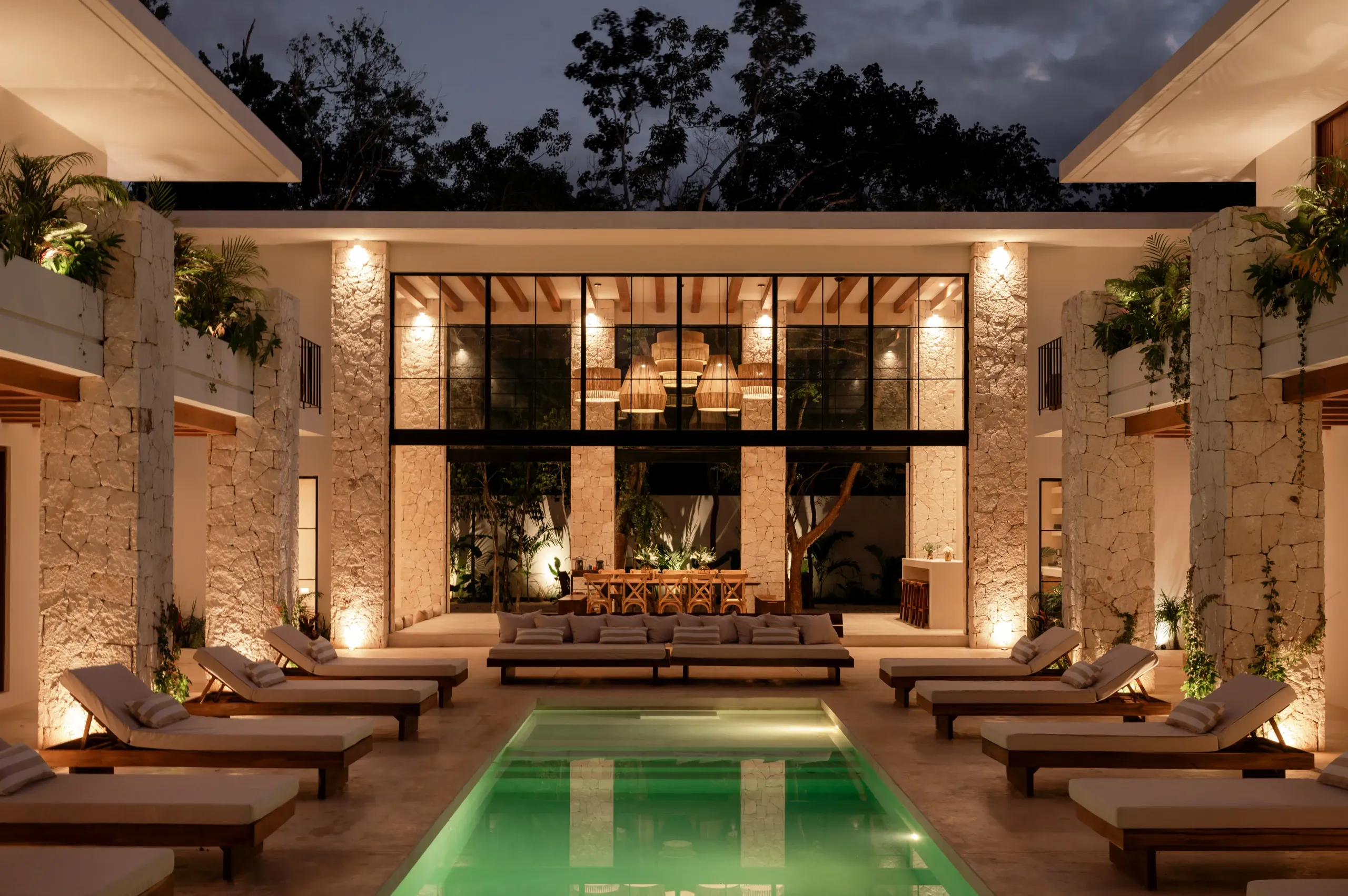 Exquisitely Furnished Estate with Pools & Jungle Views — photograph 2
