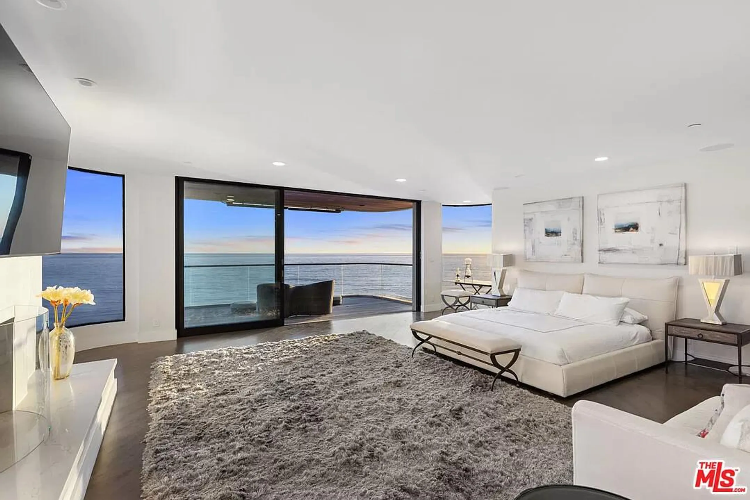 Lavish Malibu Villa with Walks to Beach — photograph 6