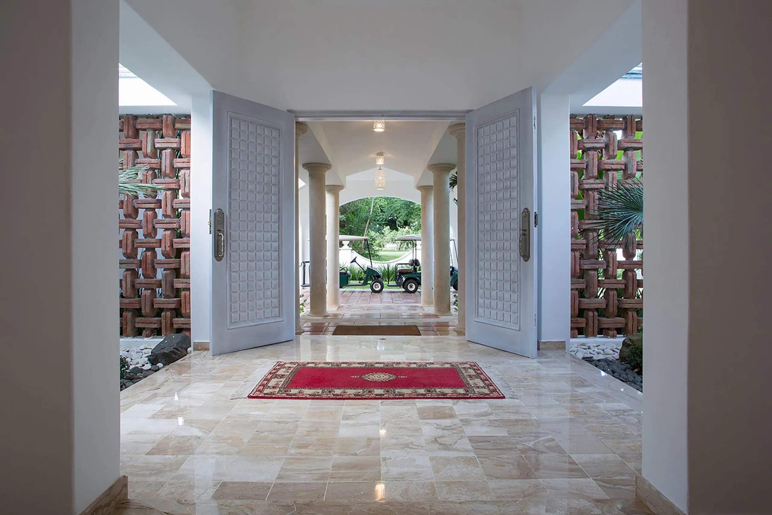 Sophisticated 4BR Villa with Swimming Pool and Oceanside Views — photograph 5