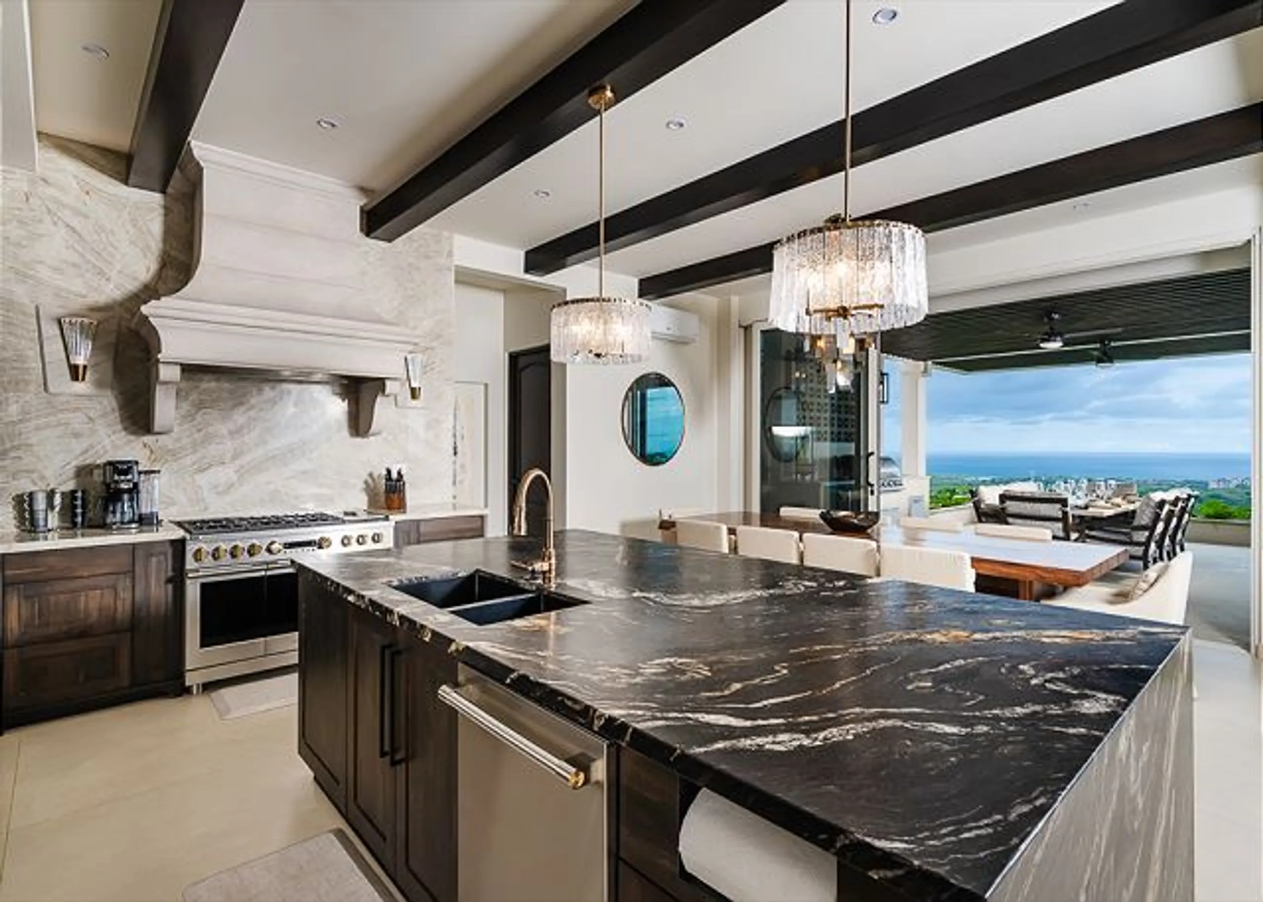 Stunning Luxury Resort-Style Villa with Private Pool, Firepit Area and Ocean Views — photograph 11