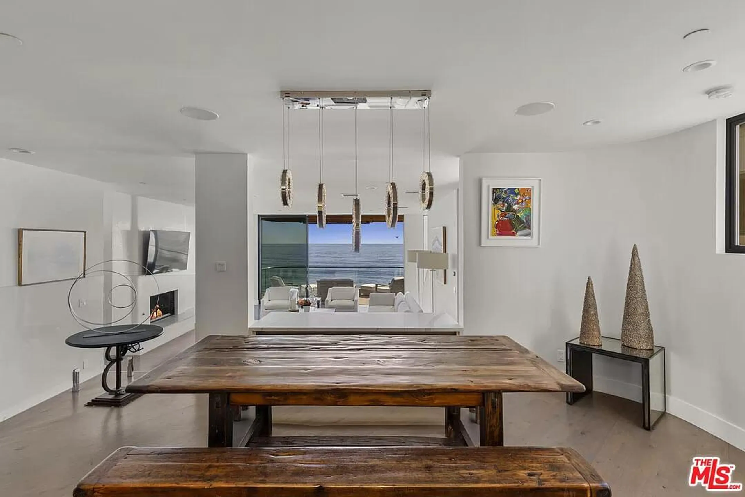 Lavish Malibu Villa with Walks to Beach — photograph 9