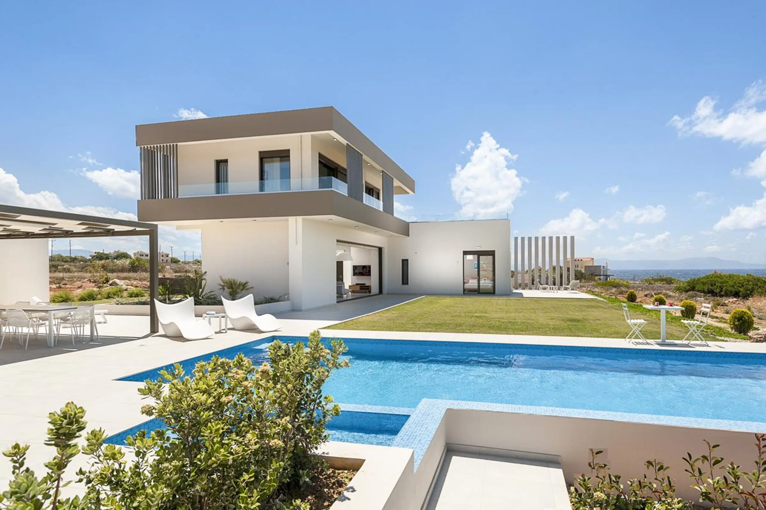 Chic Mediterranean Villa with Heated Infinity Pool, Tennis Court and Mountain Views — photograph 4