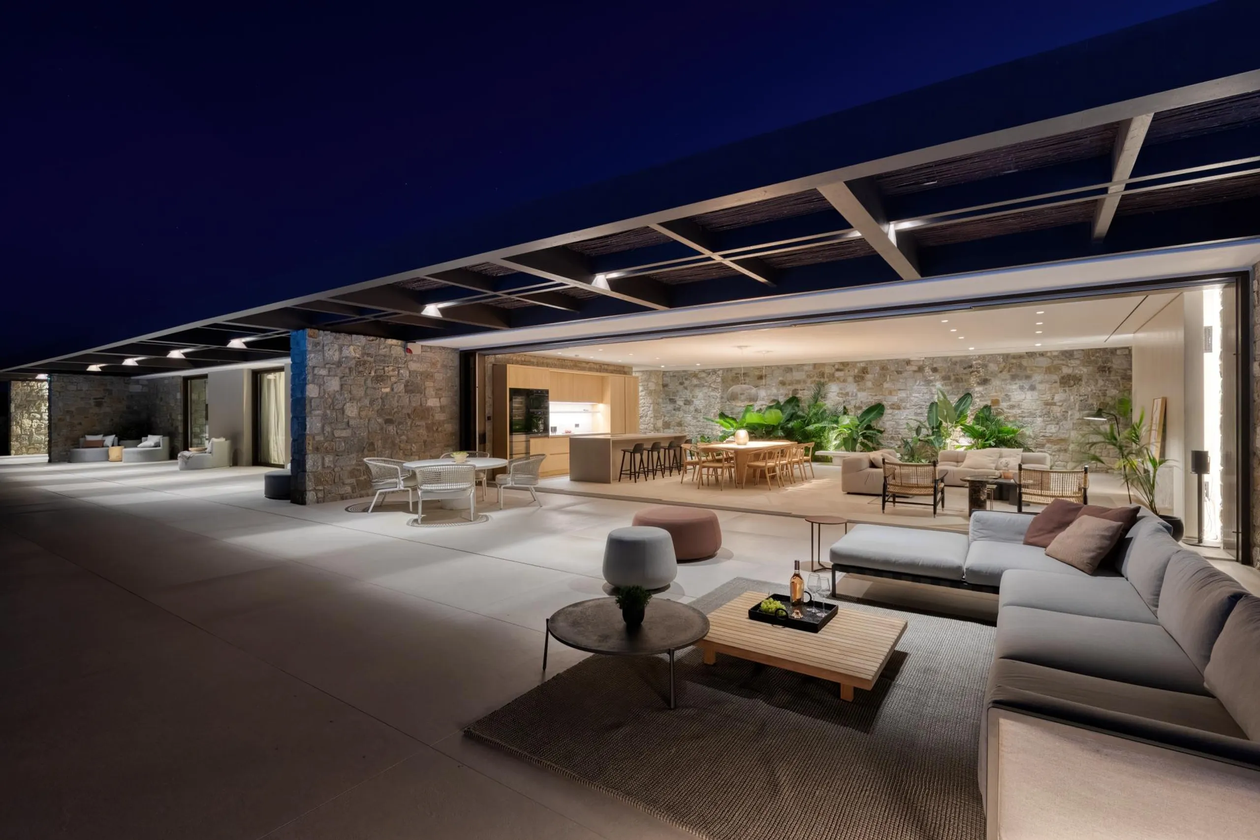 Sumptuous Seaview Villa with Majestic Pool and Views — photograph 8
