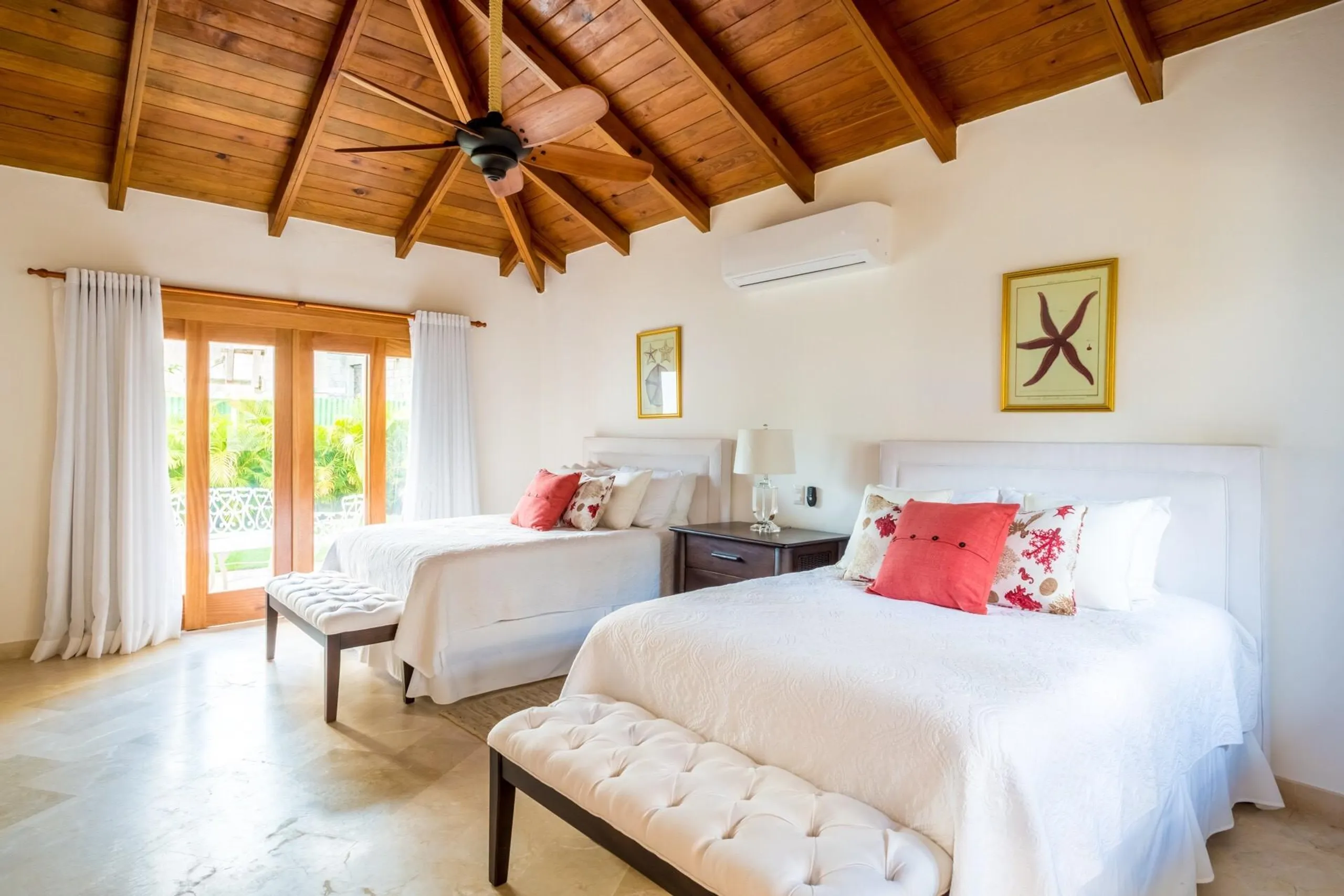 Exquisite Tropic Estate with Private Pool and Patio Dining — photograph 12