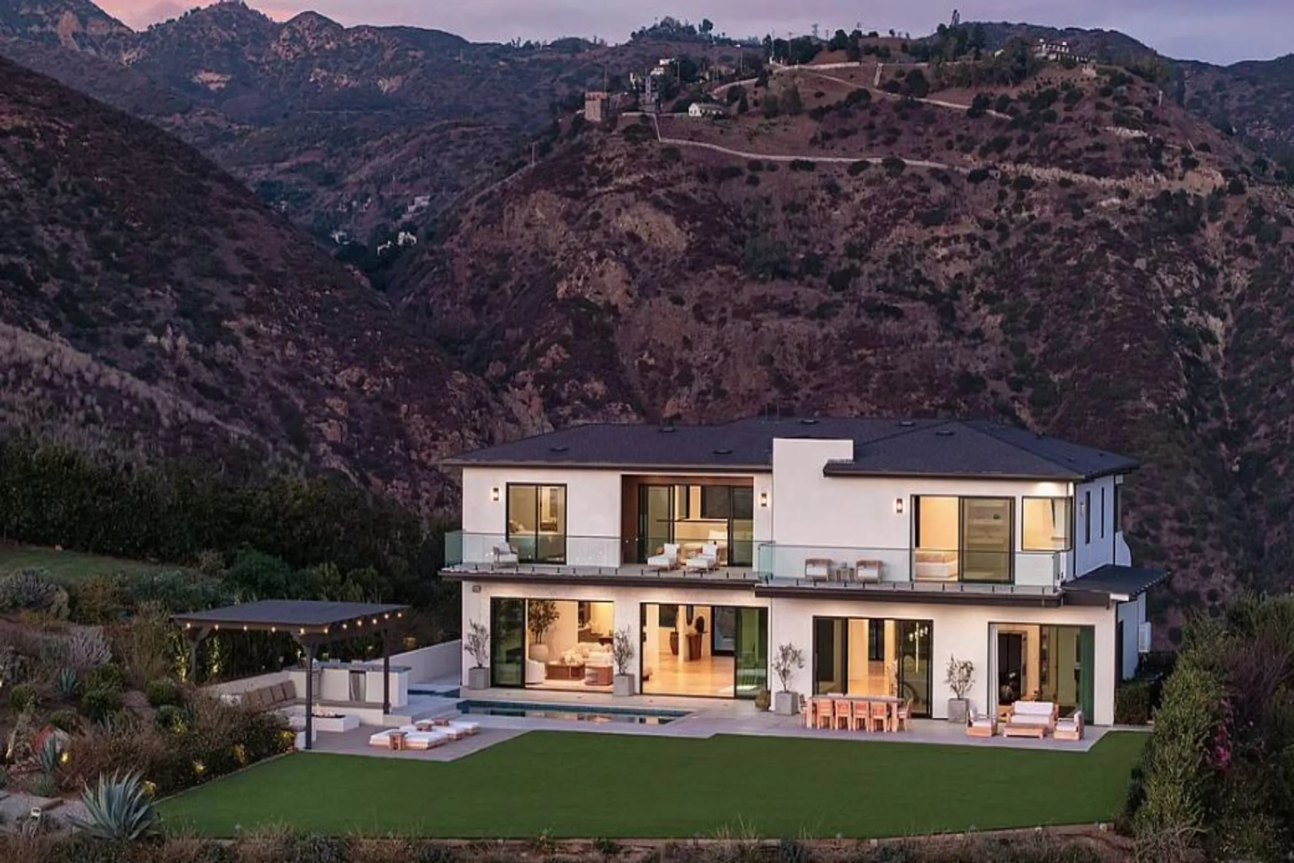 Radiant Los Angeles Modern Estate with Pool, Jacuzzi & Expansive Ocean Decks, Malibu