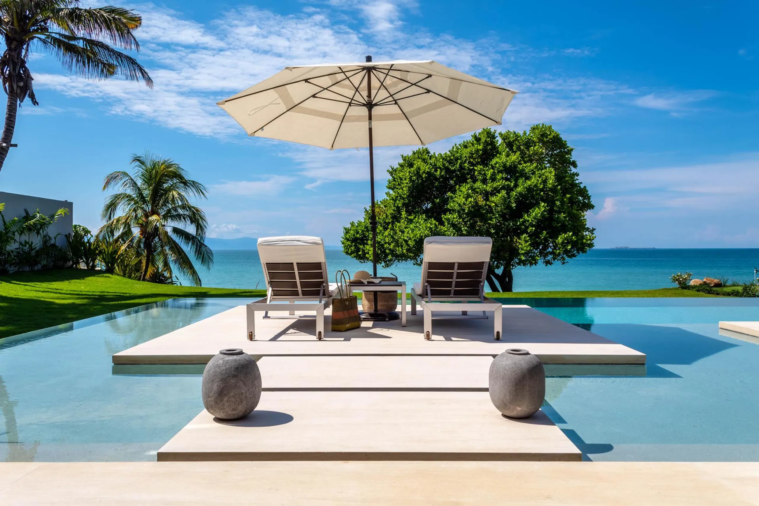 Gorgeous Los Ranchos Beach Front Estate with Infinity Pool with Ocean Views — photograph 2