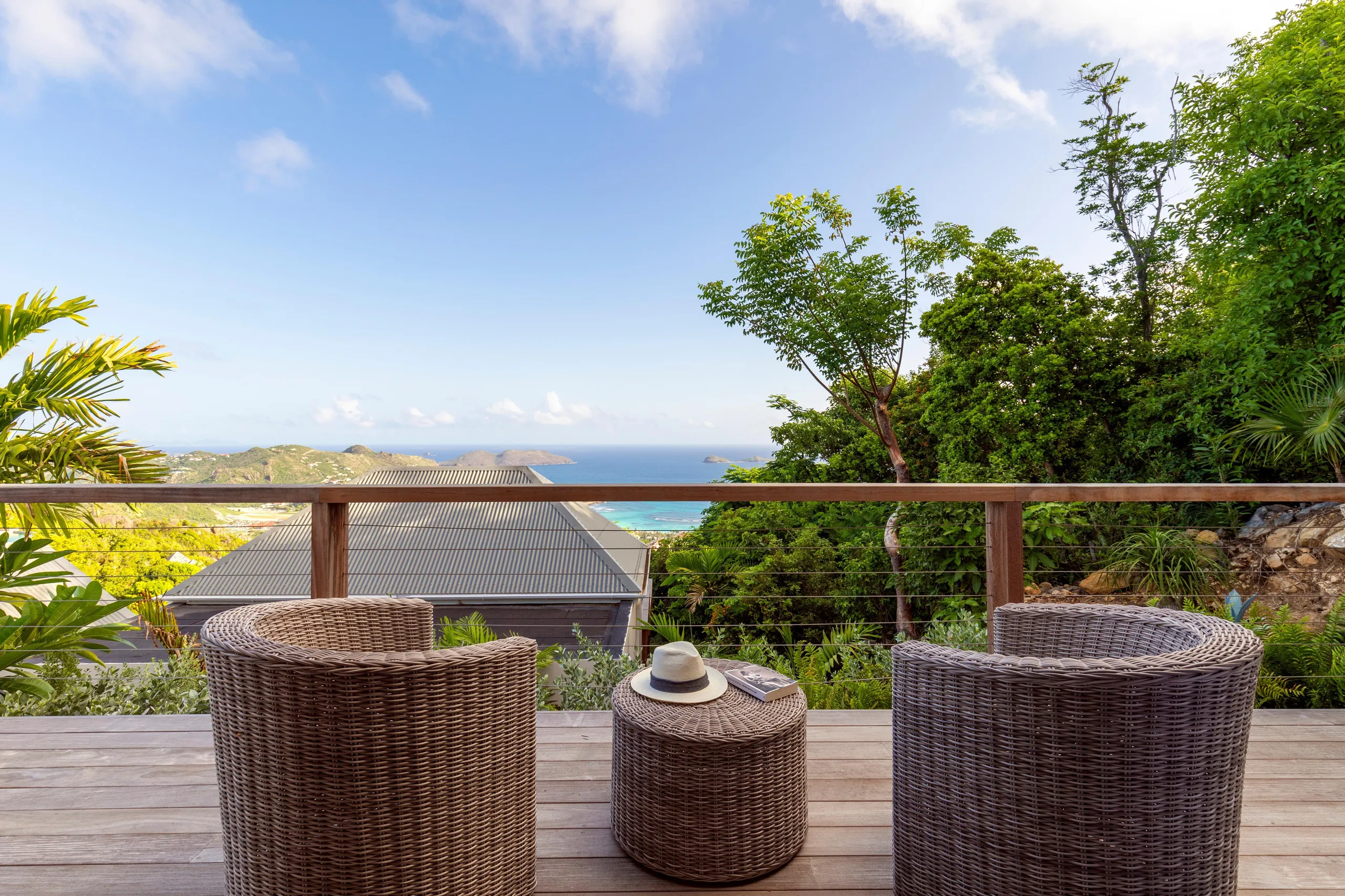 Lavish Seaview Villa with Infinity Pool and Fitness Room — photograph 11