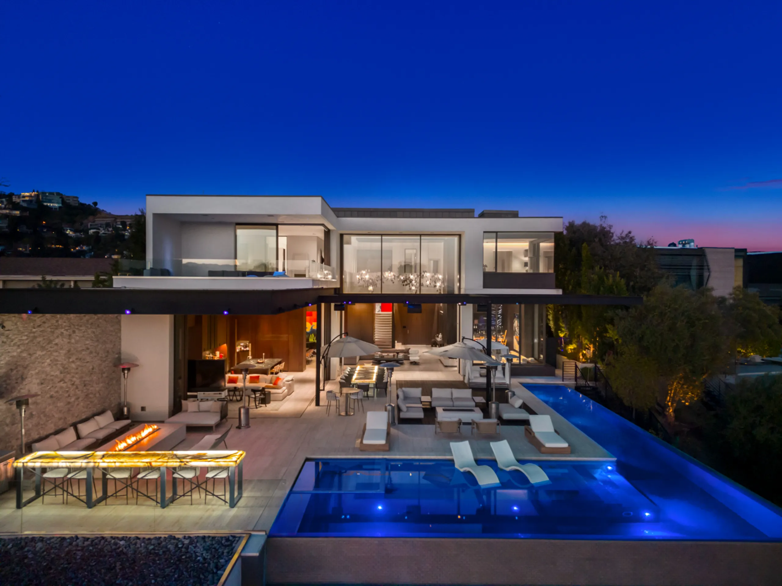 High End Four Bedroom Villa with Private Infinity Pool and Awe-Inspiring Views — photograph 2
