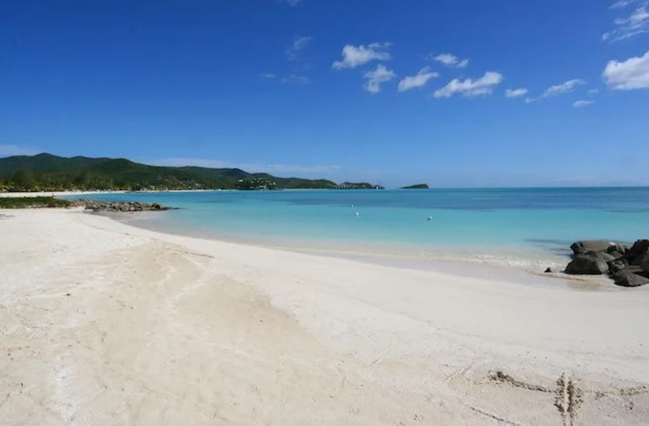 Serene Villa with Private Pool, Direct Beach Access, and Stunning Views — photograph 2