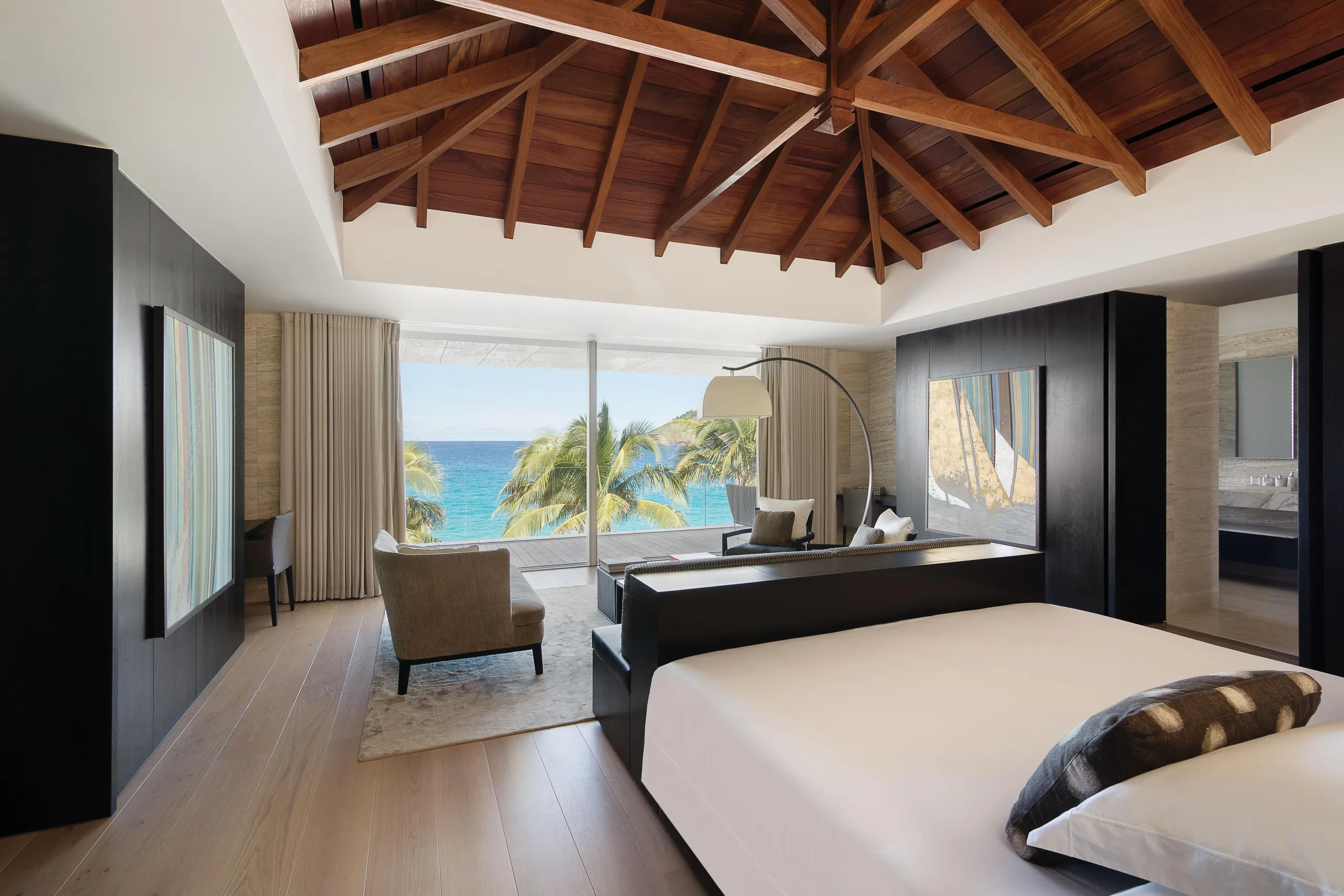 Brilliant Beachfront Villa with Infinity Pool and Home Cinema — photograph 7