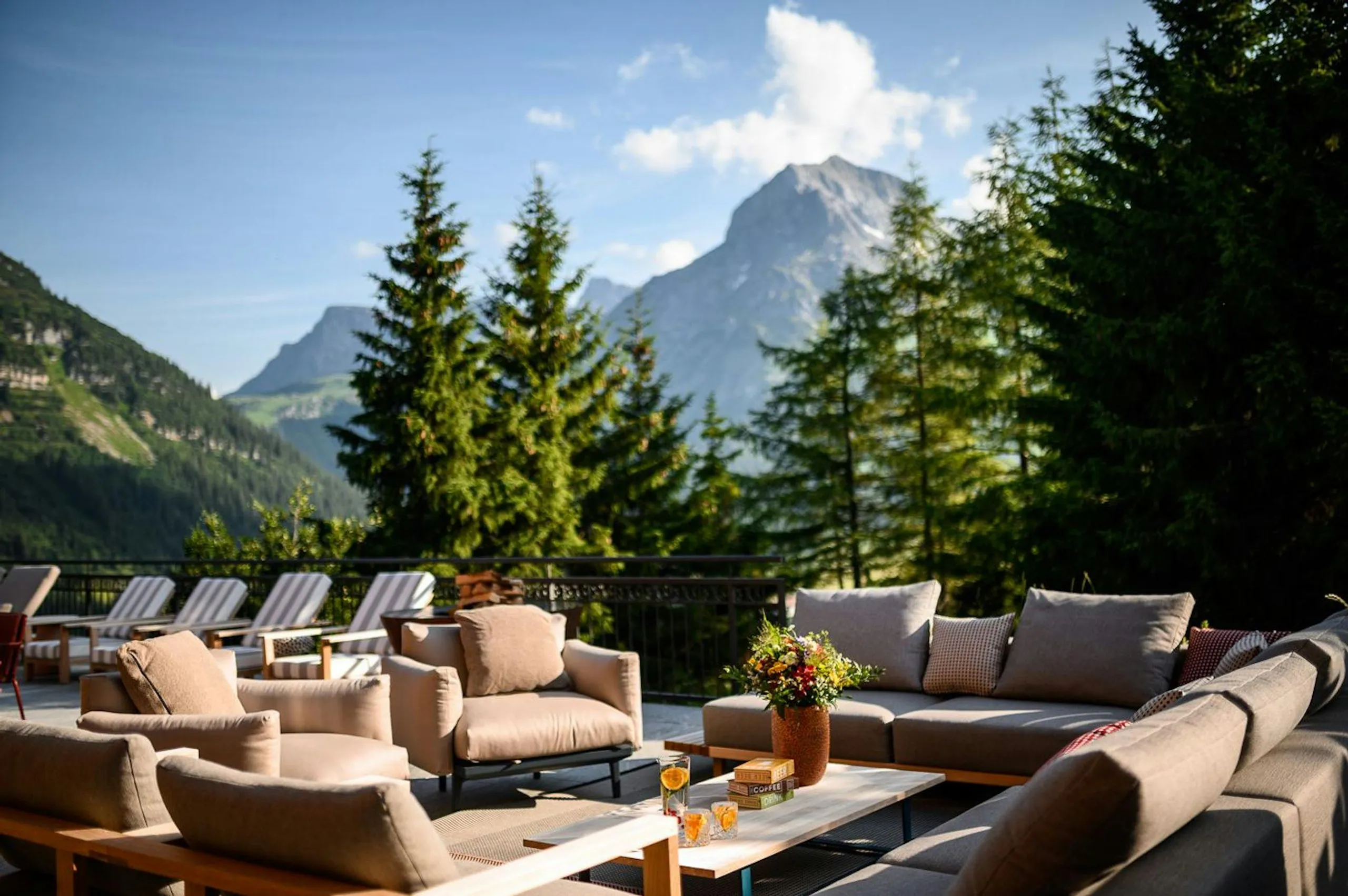 Grand Luxury Lech Chalet with Private Pool and Entertainment Room — photograph 2