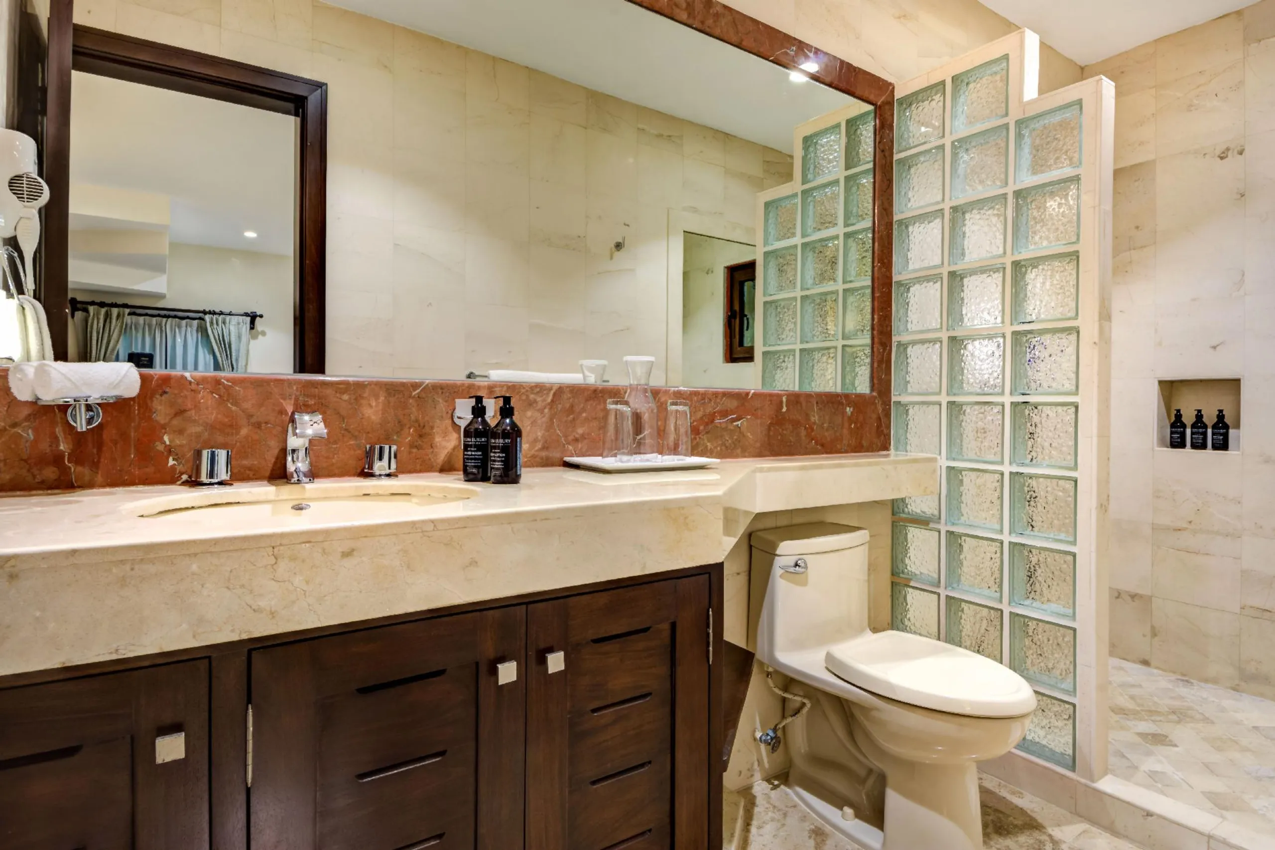 Luxurious Soliman Bay 12 BDR Beachfront Estate with Private Pool — photograph 9