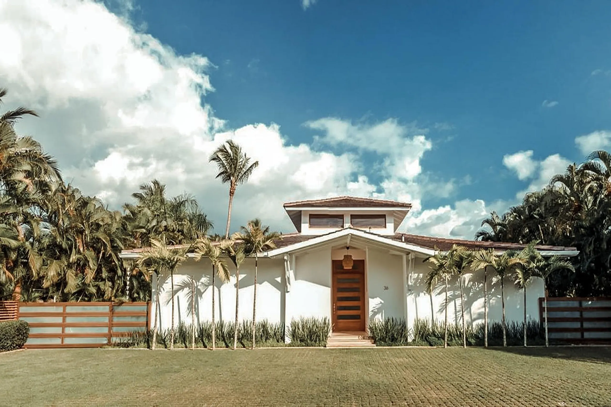 Grandiose Tropical Estate with Private Pool and Home Theater — photograph 4