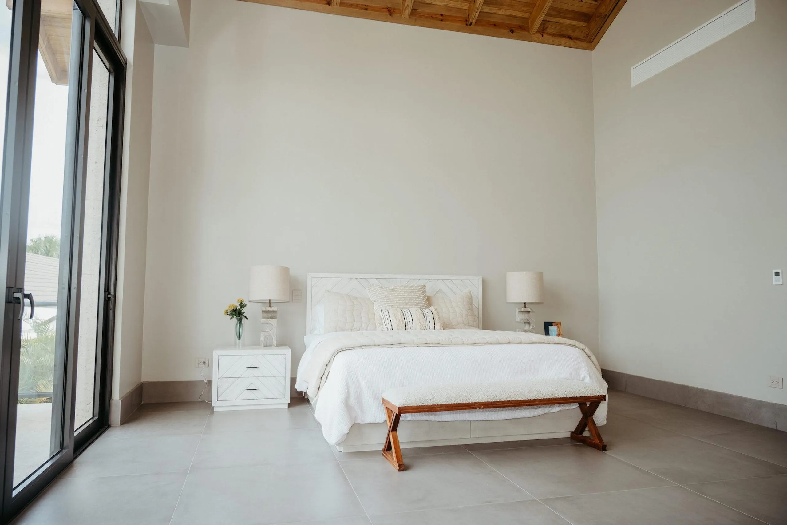 Eclectic Villa with Refreshing Breeze — photograph 9