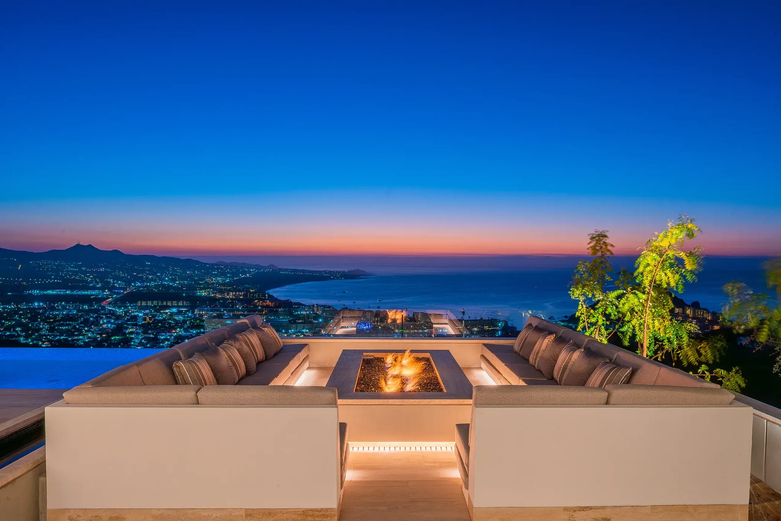 Modern Contemporary Luxe Villa with Infinity Pool and Panoramic Ocean Views — photograph 10