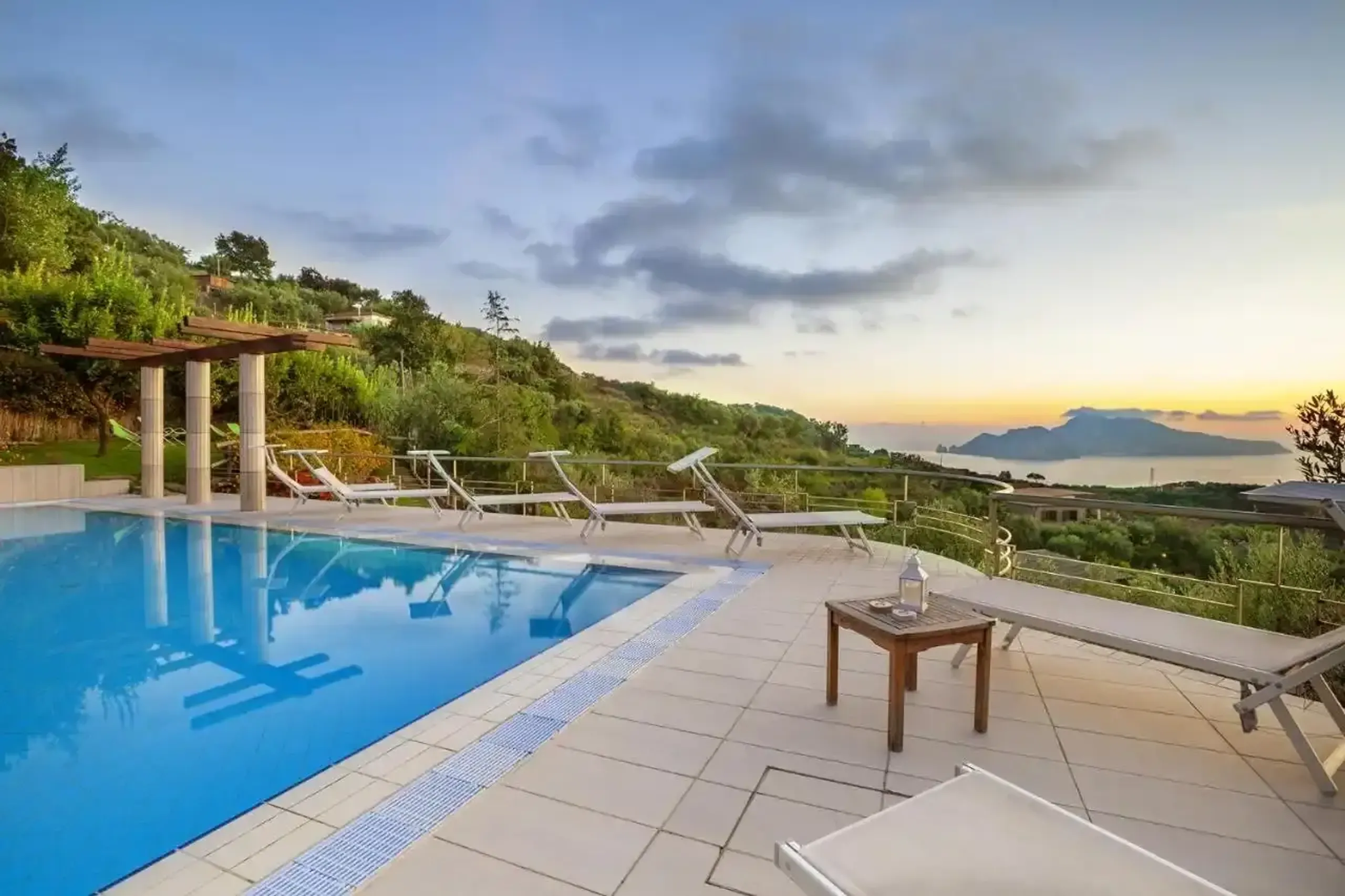 Luxurious Getaway Villa with Pool and Picturesque Surroundings — photograph 2