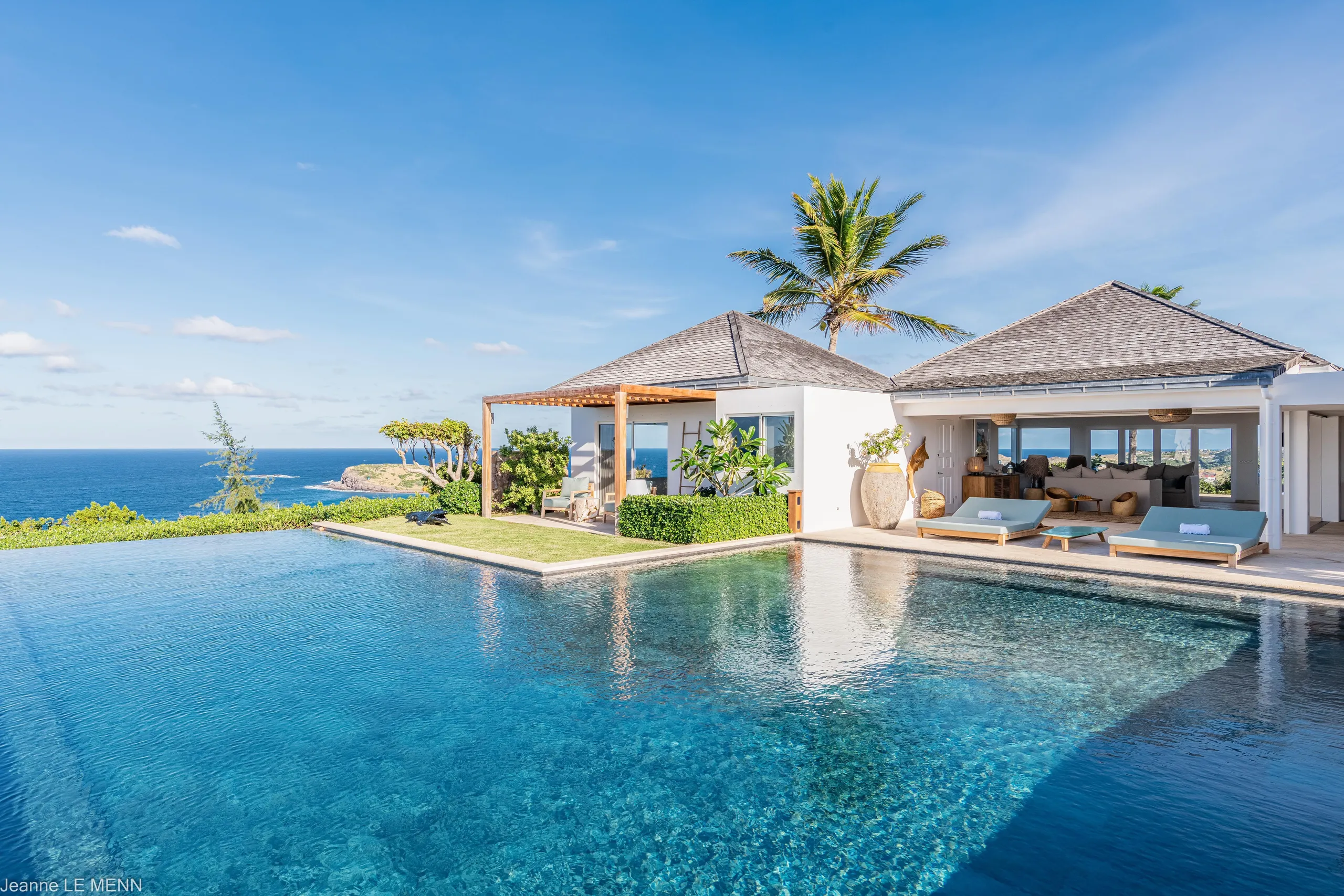 Elegant Seaview Villa with Infinity Pool and Walks to Beach, Mont Jean