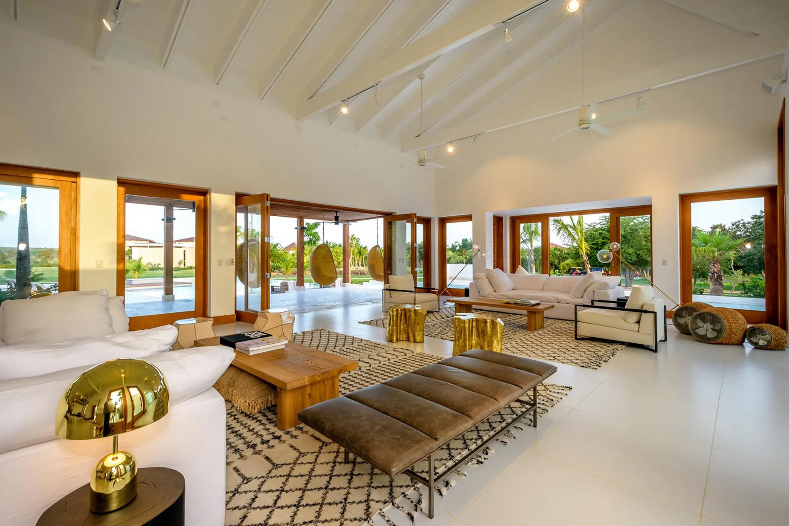 Comfortable and Luxurious Modern Retreat with Swimming Pool and Golf Course Views — photograph 6