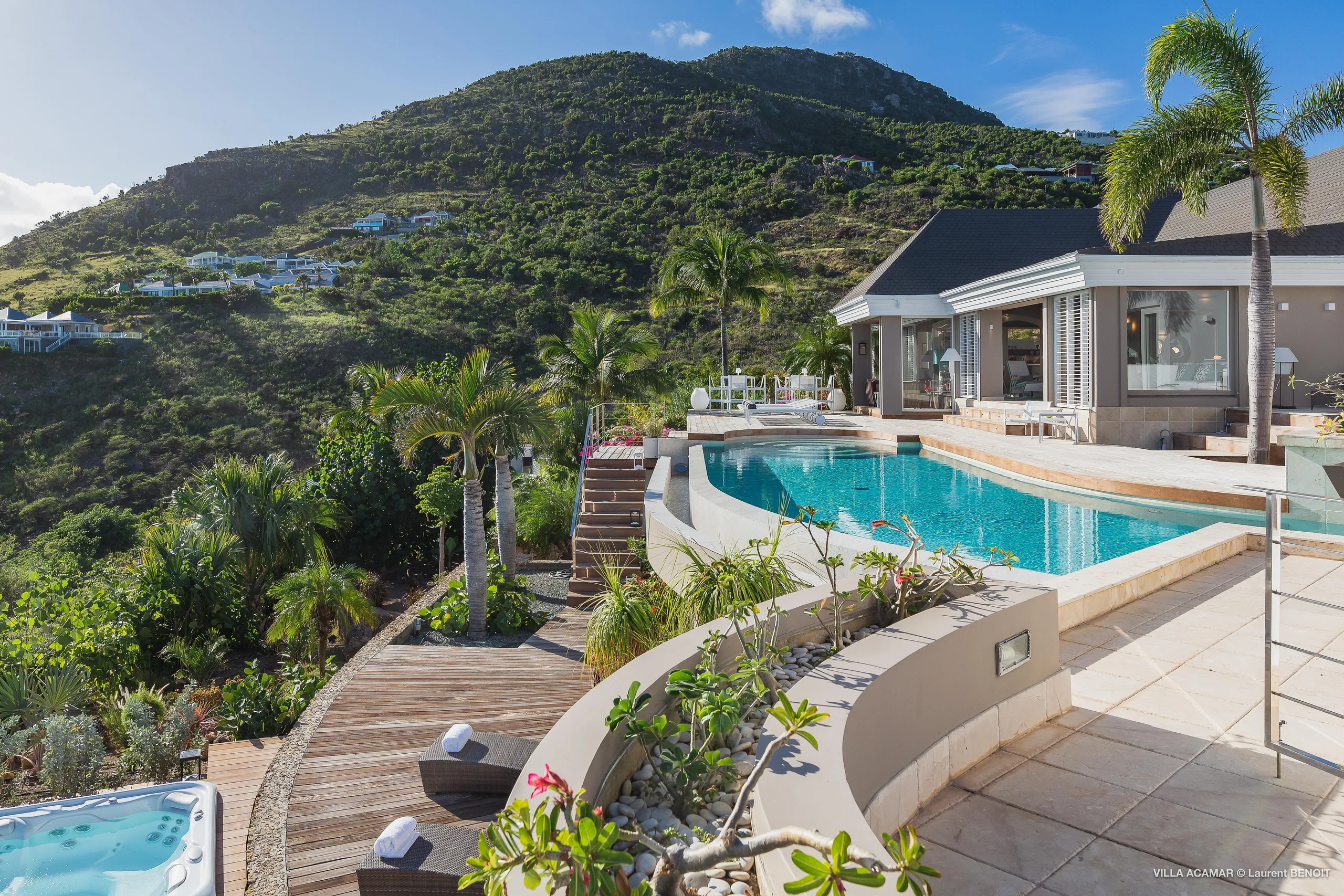 Exquisite Seaview Villa with Incredible Pool and Home Cinema, Toiny