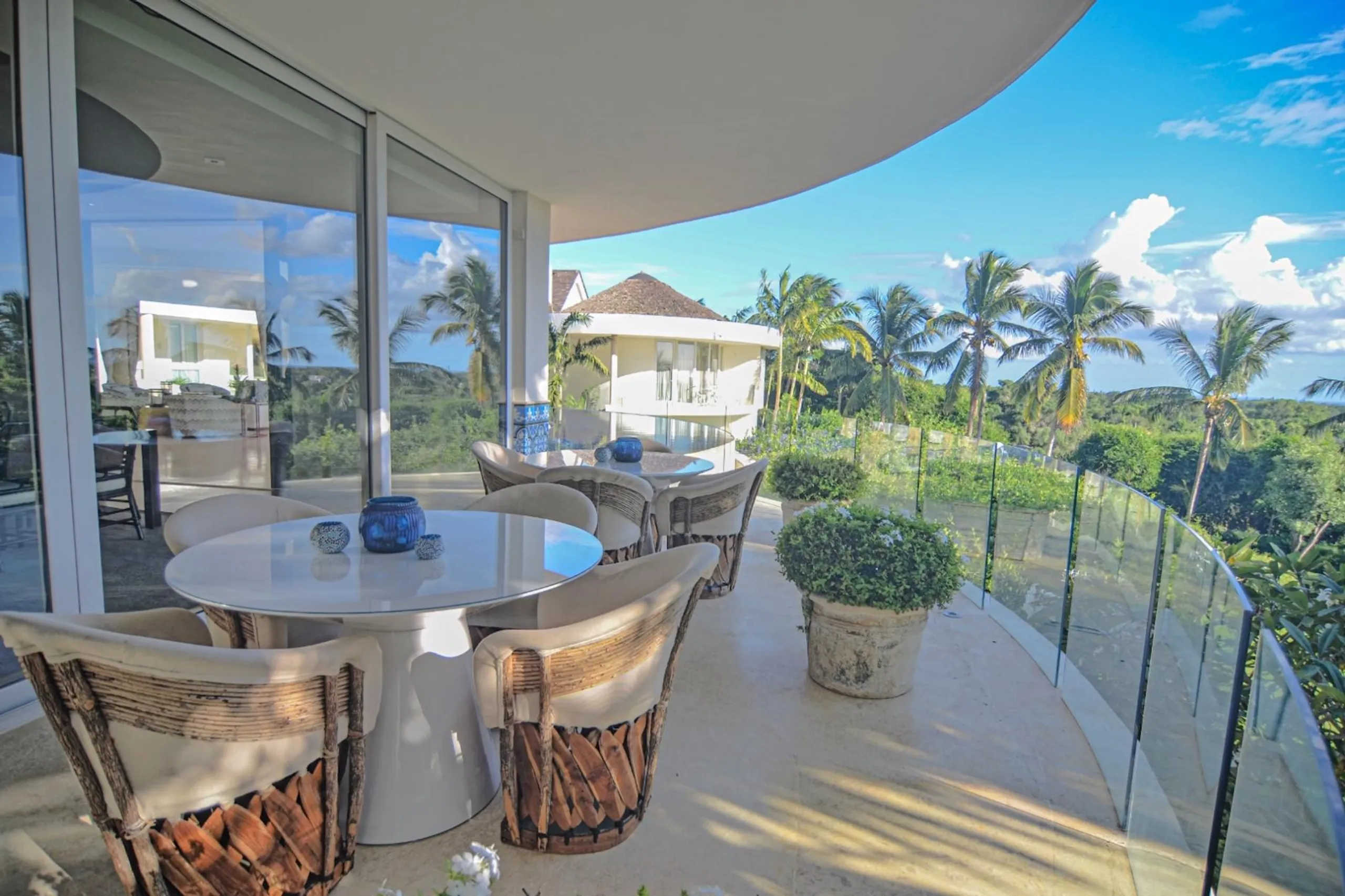 Artistic Caribbean Villa with Curved Infinity Pool and Tropical Gardens — photograph 10