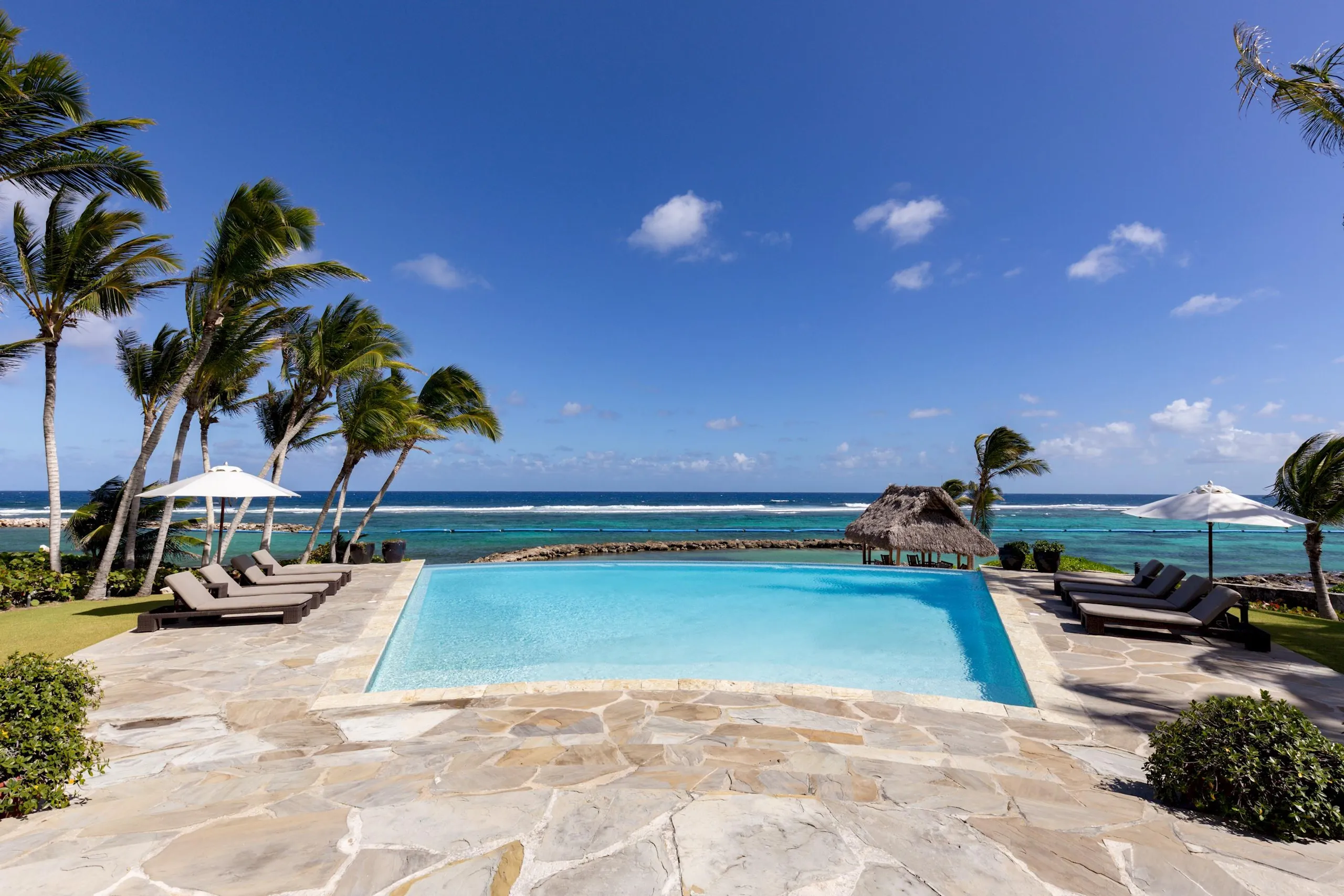 Splendid Waterfront Villa with Private Infinity Pool, and Stunning Sea Views — photograph 4