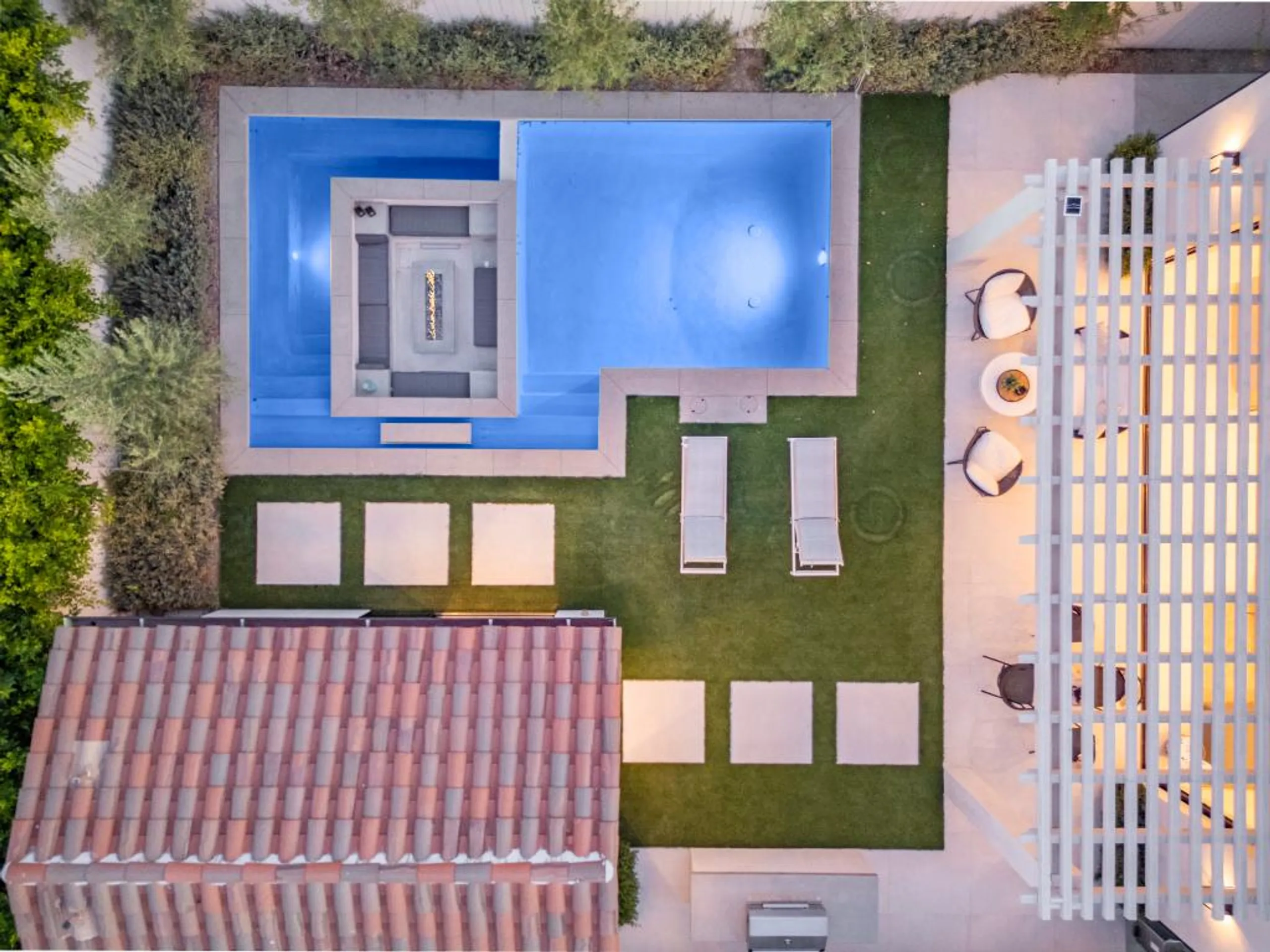 Stunning 5-Bedroom Mediterranean-Style Villa with Pool in Prime LA Location — photograph 4