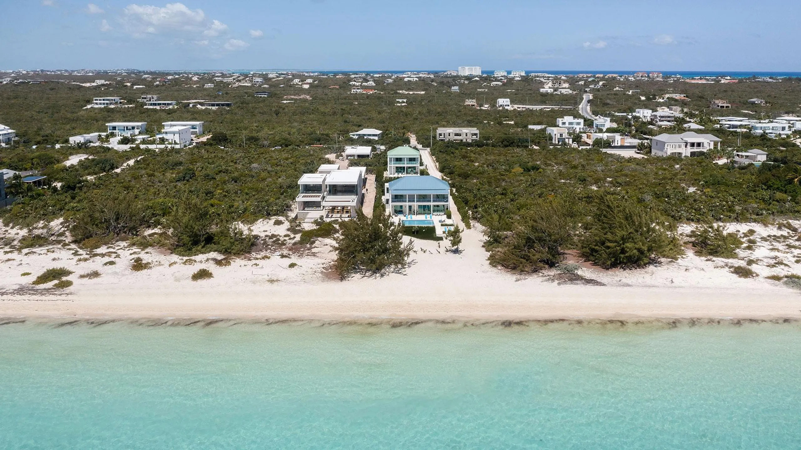 Contemporary Long Bay Beach Villa with Private Pool and Ocean Views — photograph 4