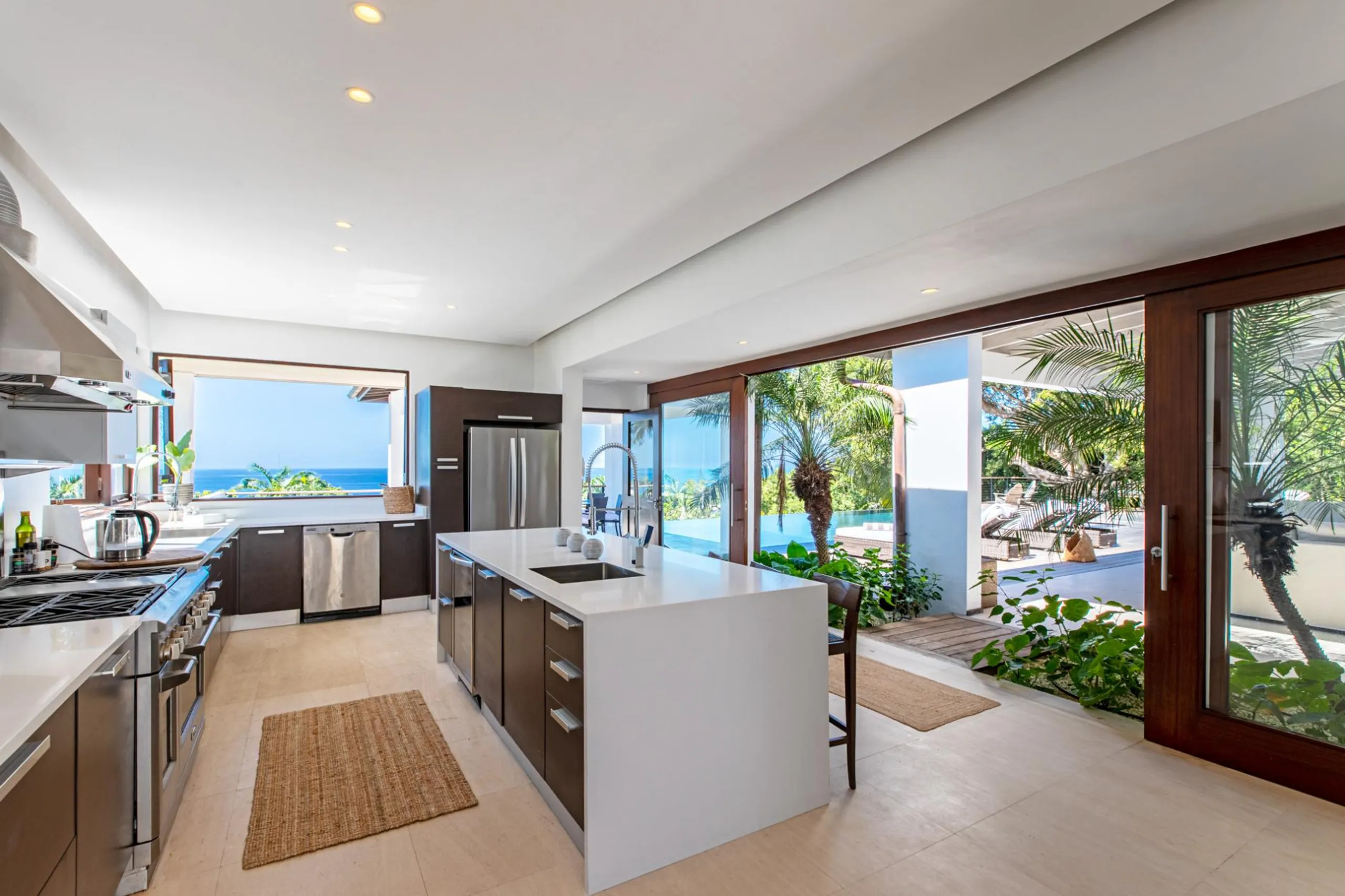Grandiose Contemporary Villa with Private Pool and 360-Degree Panoramic Views — photograph 8