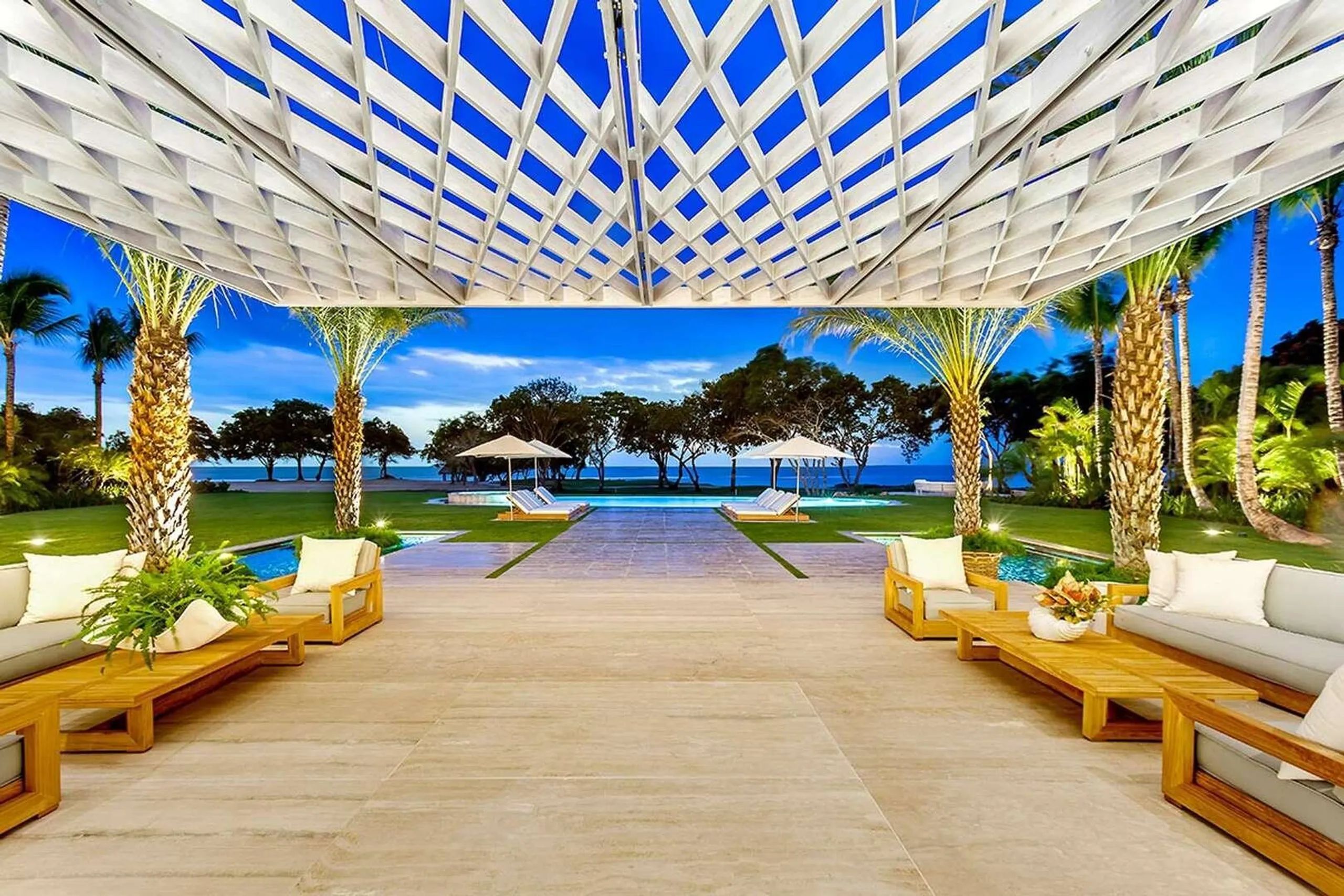 Elegant Contemporary Beach Estate with Private Pool — photograph 2