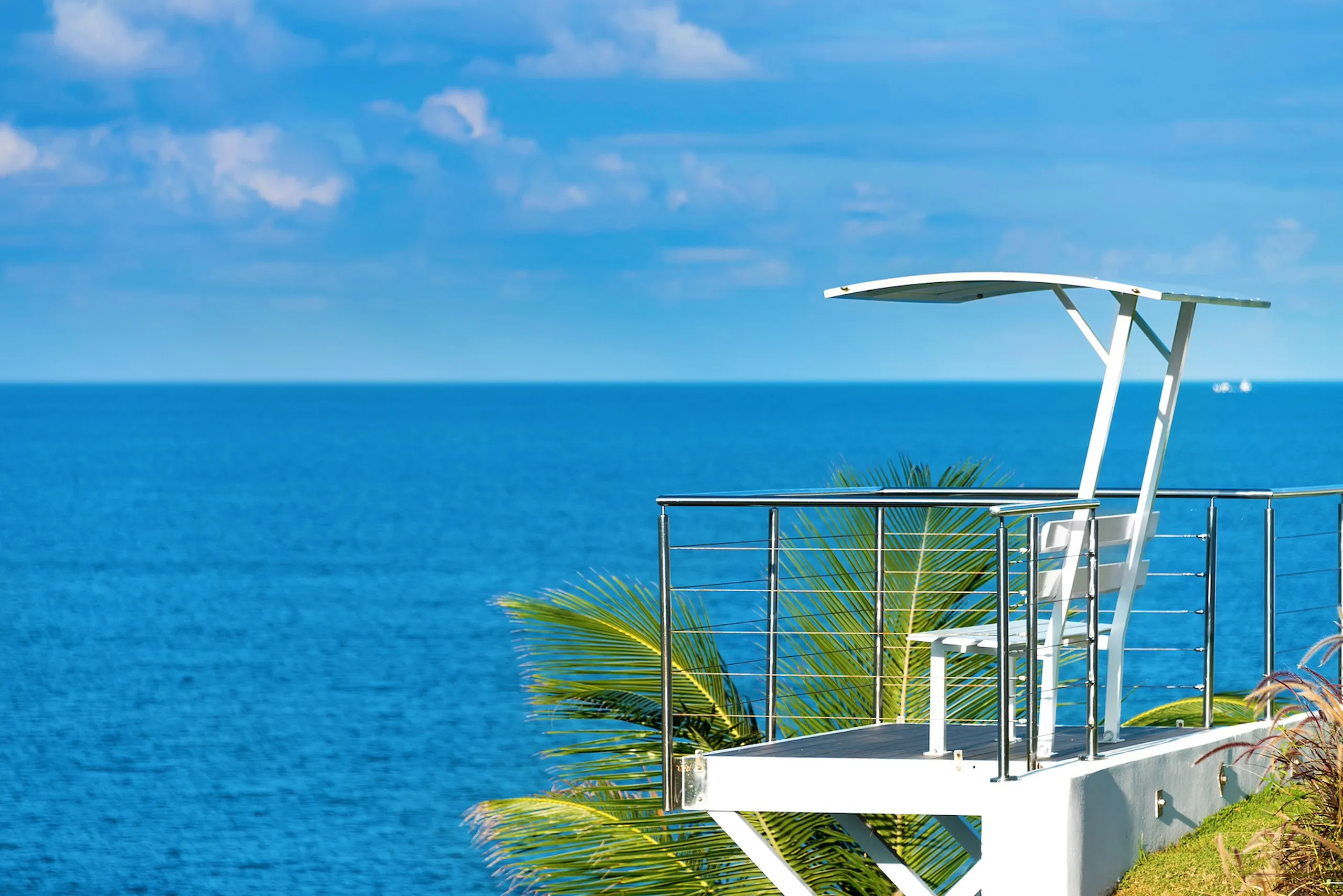 Refined Oceanfront Villa with Gorgeous Pool and Stunning Views — photograph 12