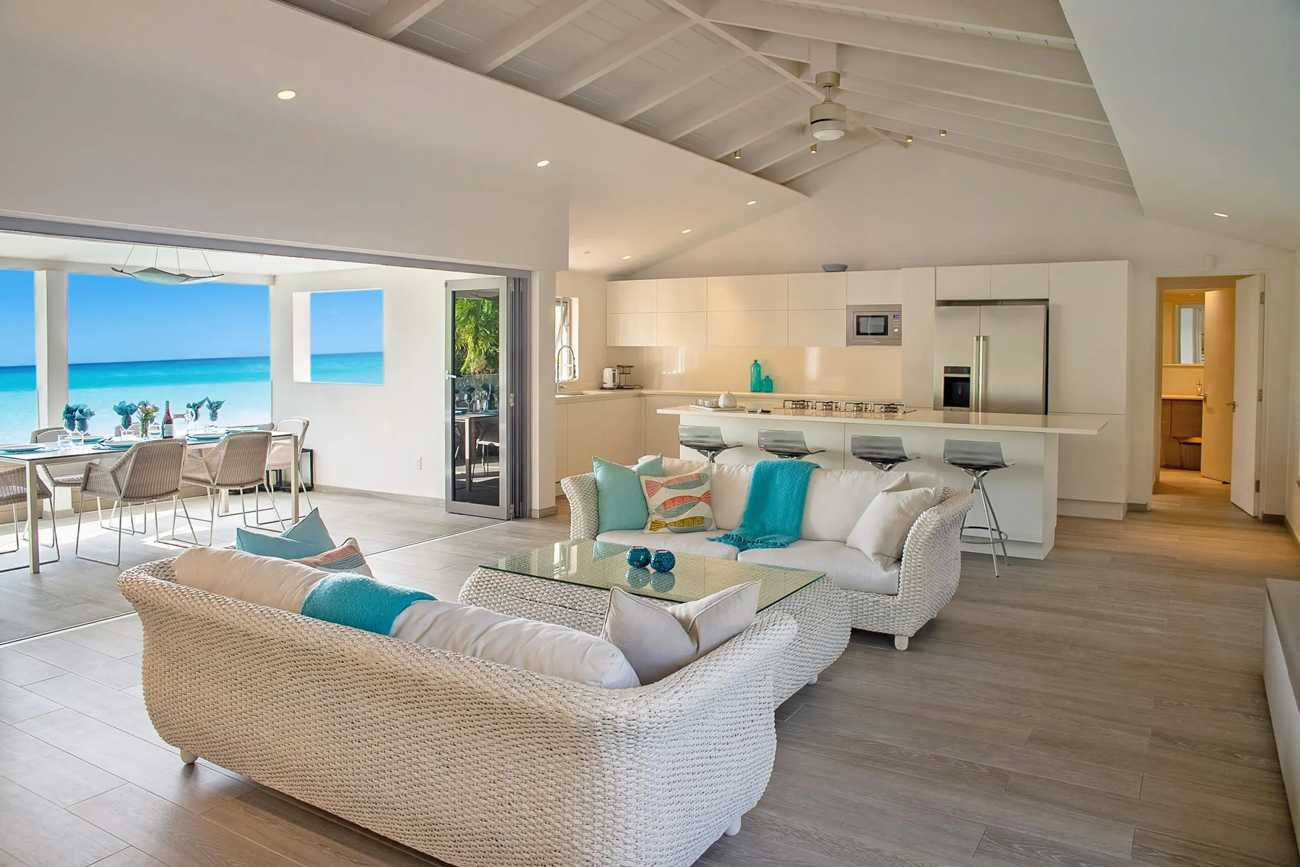 Contemporary Beachfront Villa with Private Pool and Pristine Sea Views — photograph 7