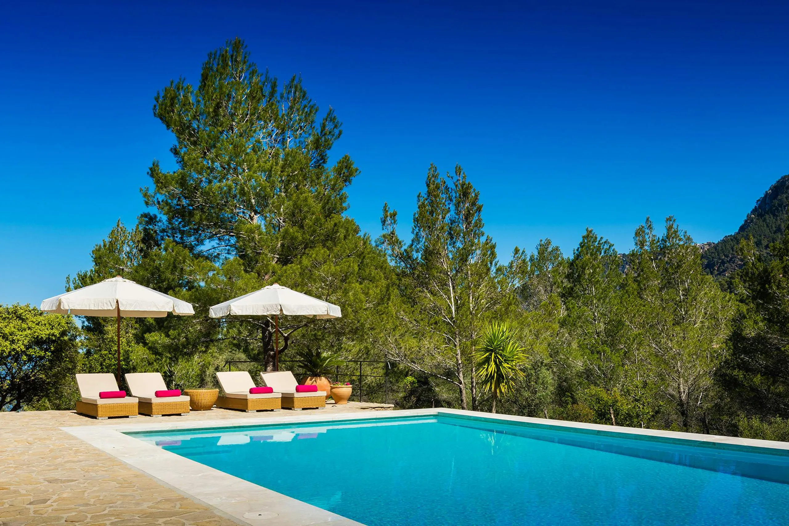 Regal Retreat in Mallorca with Private Pool, Outdoor Grill, and Breathtaking Ocean Views — photograph 12