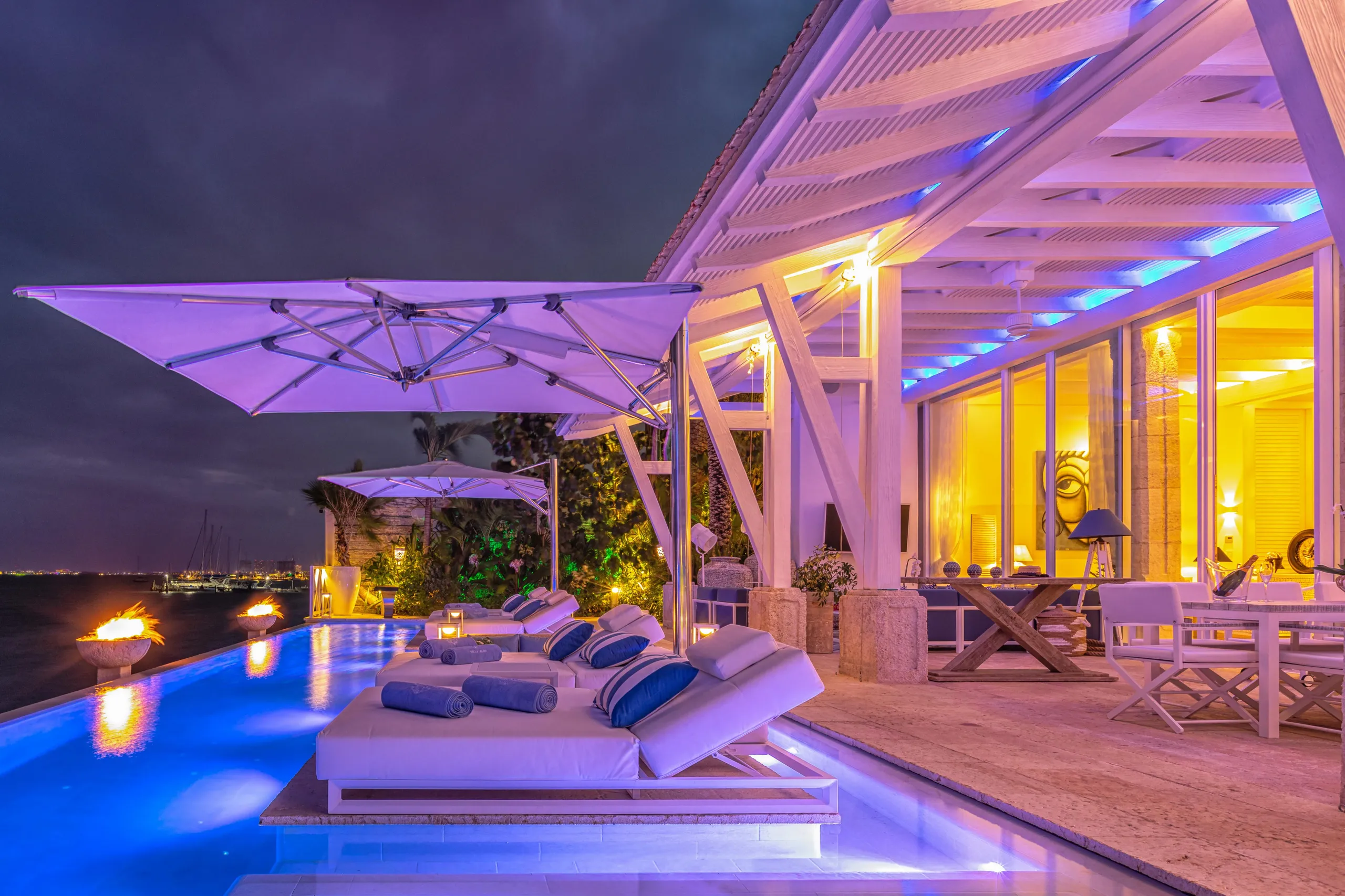 Stunning Contemporary Luxury Beach Front Estate with Infinity Pool — photograph 2