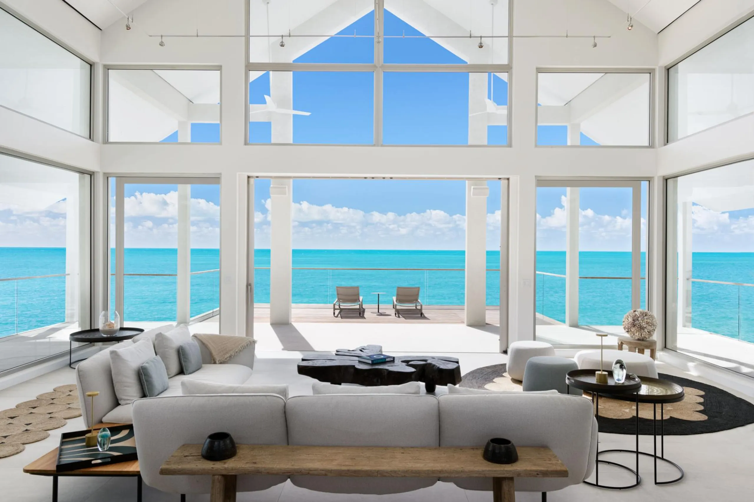 Exceptional Oceanfront Retreat with Infinity Pool and Landscaped Garden — photograph 4