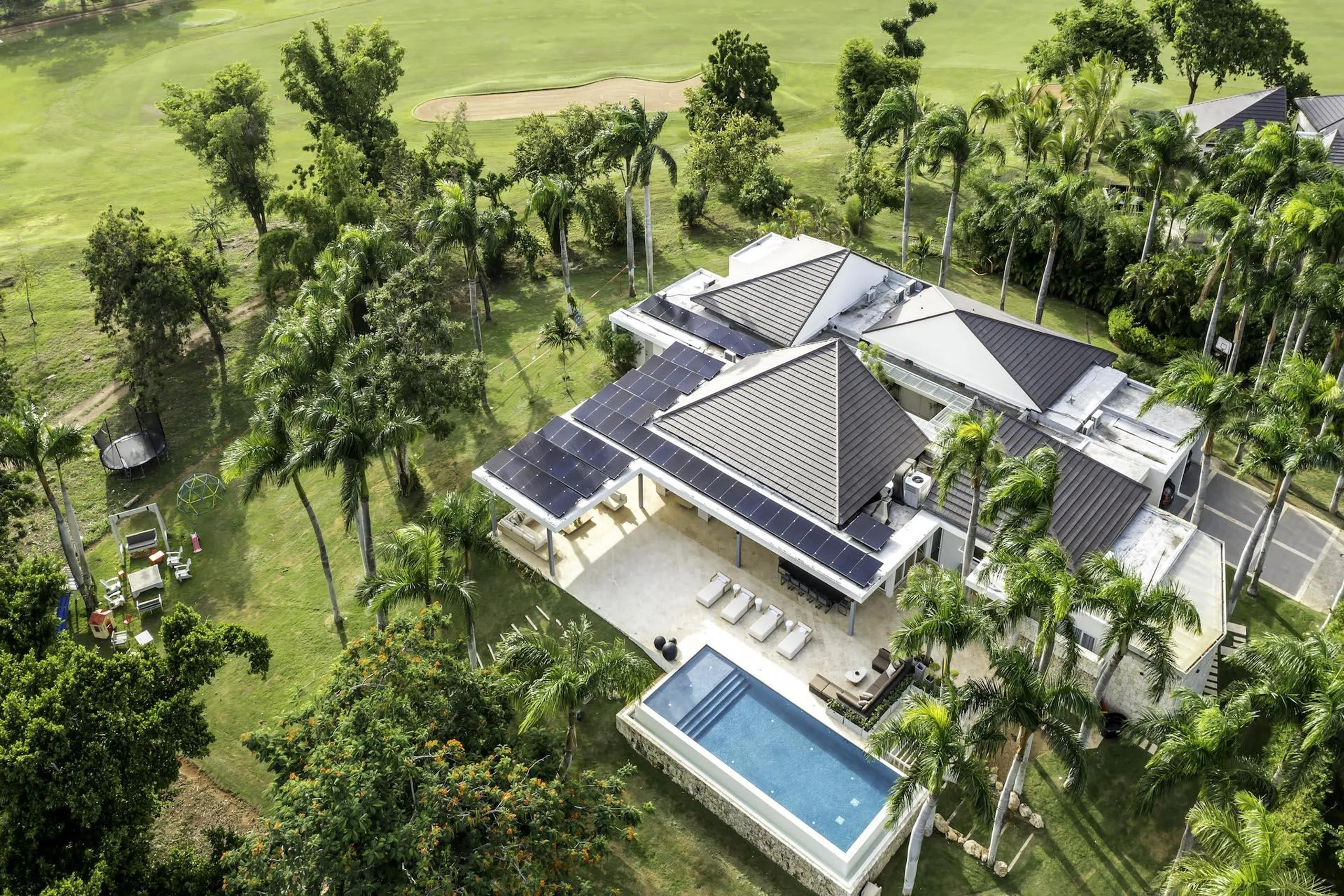 Enchanting Modern Villa with Private Pool, Terrace and 270-Degree Golf Course Views — photograph 2