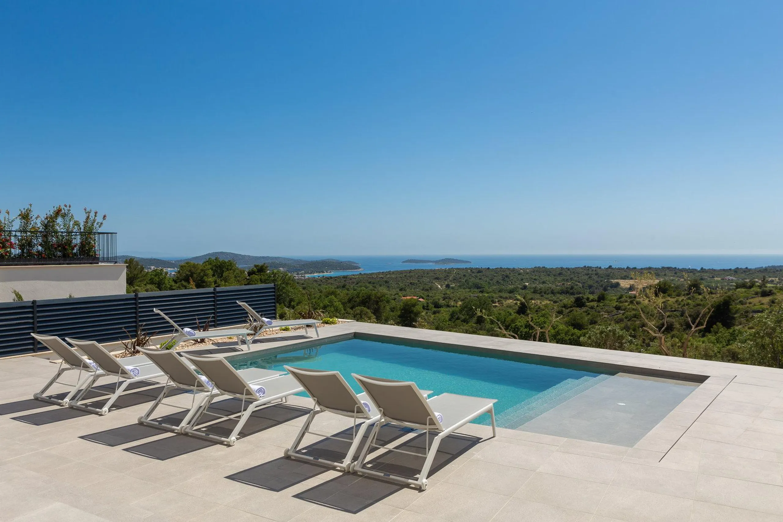 Modern Styled 5-Bedroom Villa with Pool in Picturesque Primosten — photograph 4