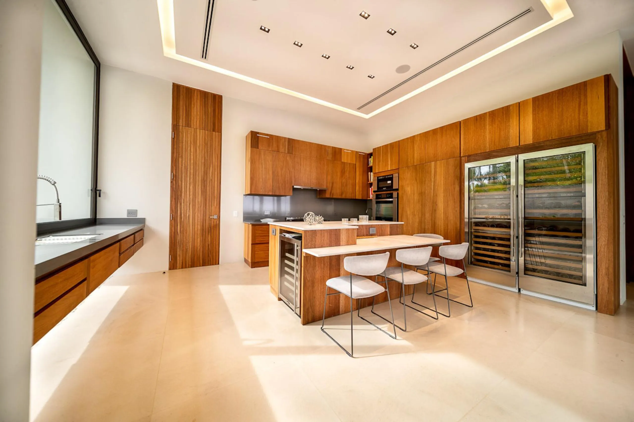 Sumptuous 10BR Sanctuary with Stunning Pool and Ocean Views — photograph 11