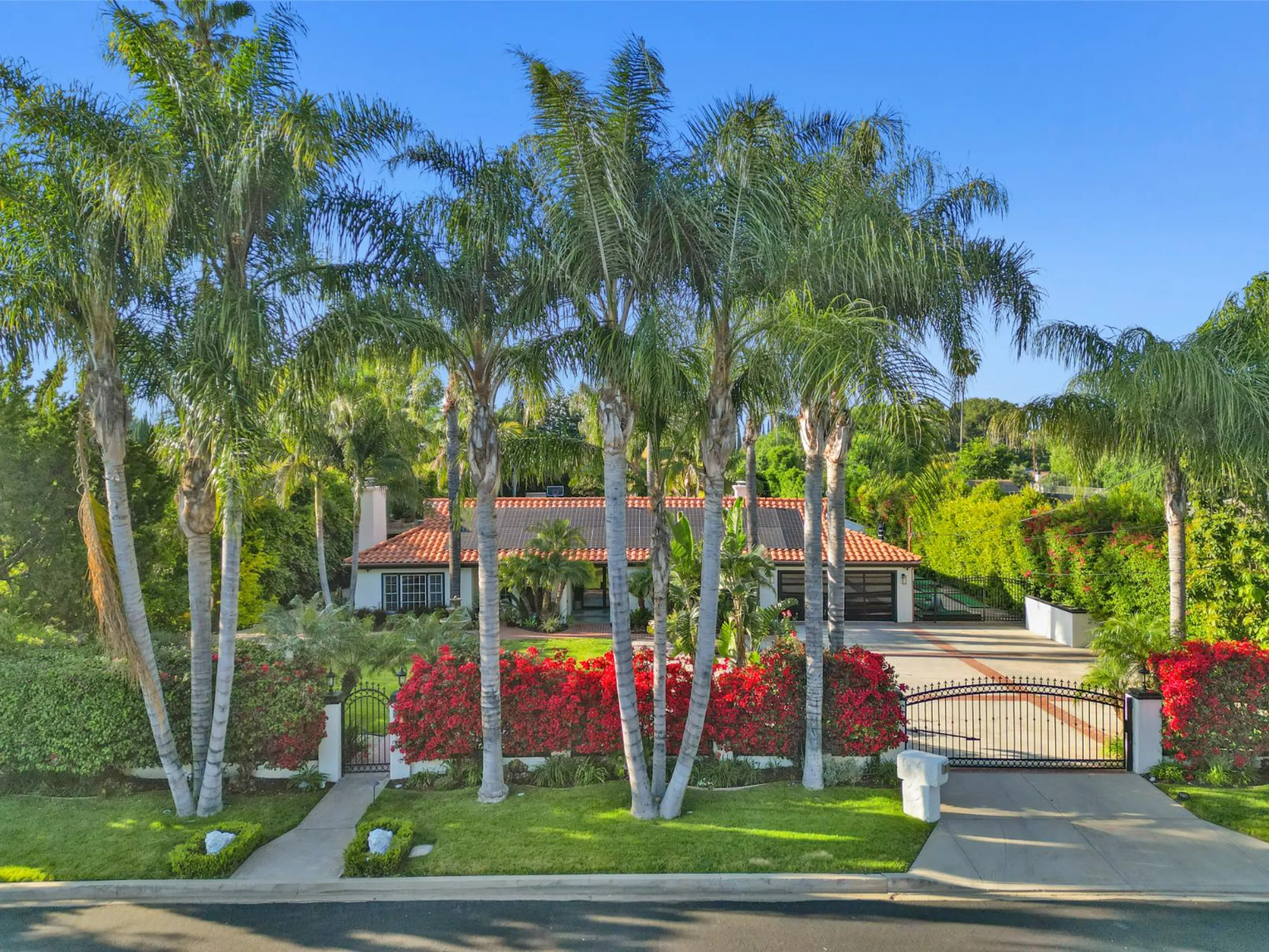 Regal Resort-Style Estate with Tennis Court and Pool — photograph 4