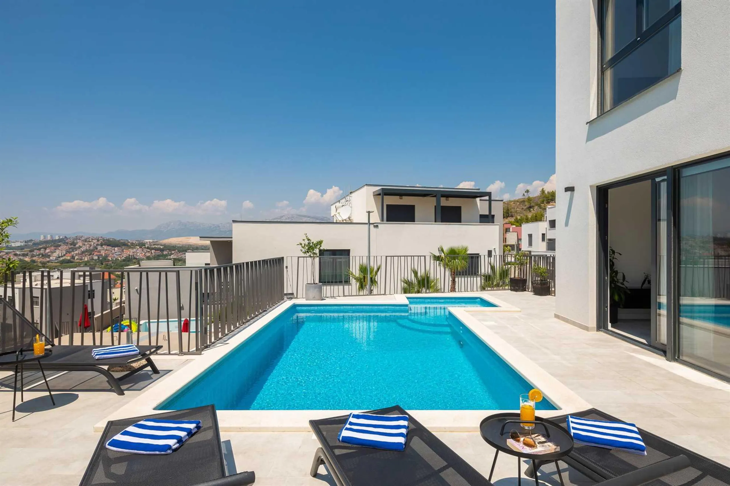 Alluring Contemporary Villa with Private Pool and Modern Kitchen — photograph 3