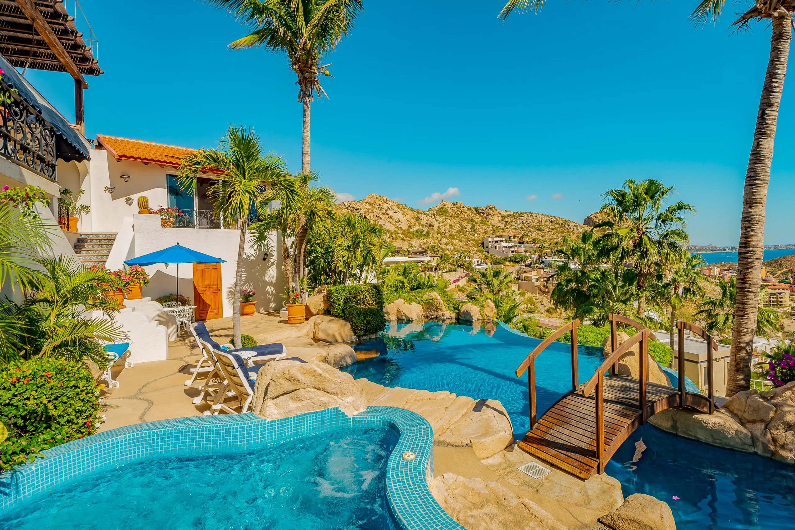 Lush Tropical Luxury Pedregal Estate with Infinity Pool and Incredible Views — photograph 9