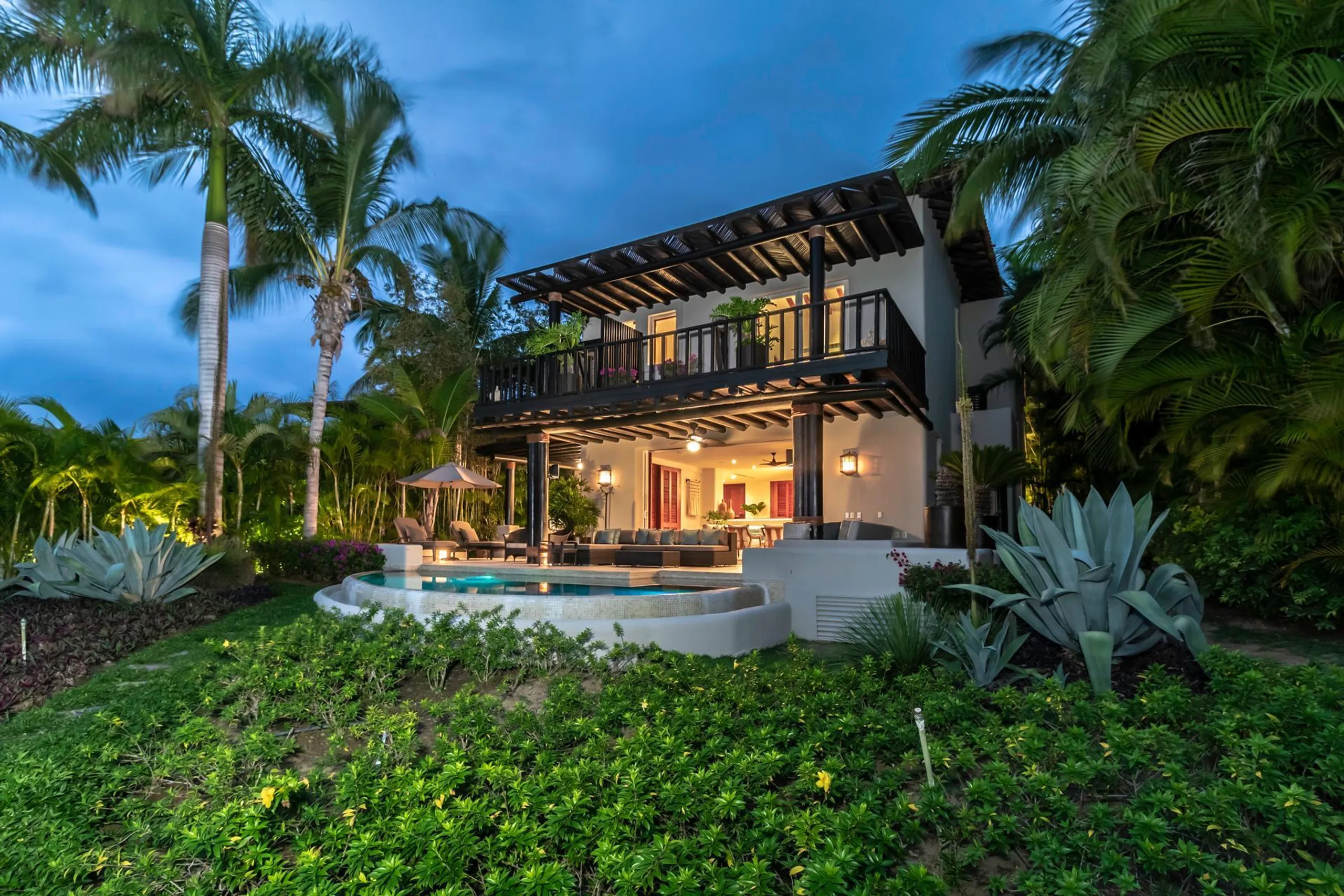 Blue Water Oasis with Infinity Pool and Spectacular Ocean Views — photograph 9