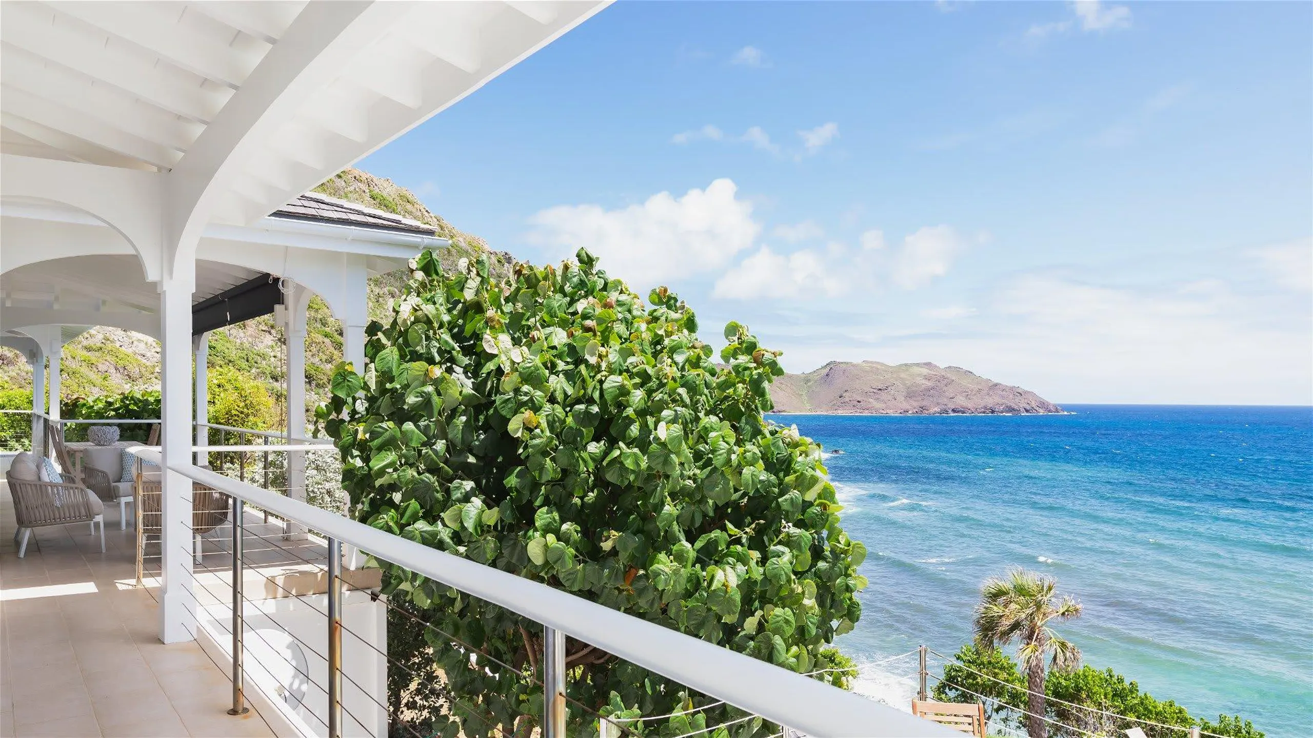 Luxurious Hillside Villa with Pool and Panoramic View — photograph 5