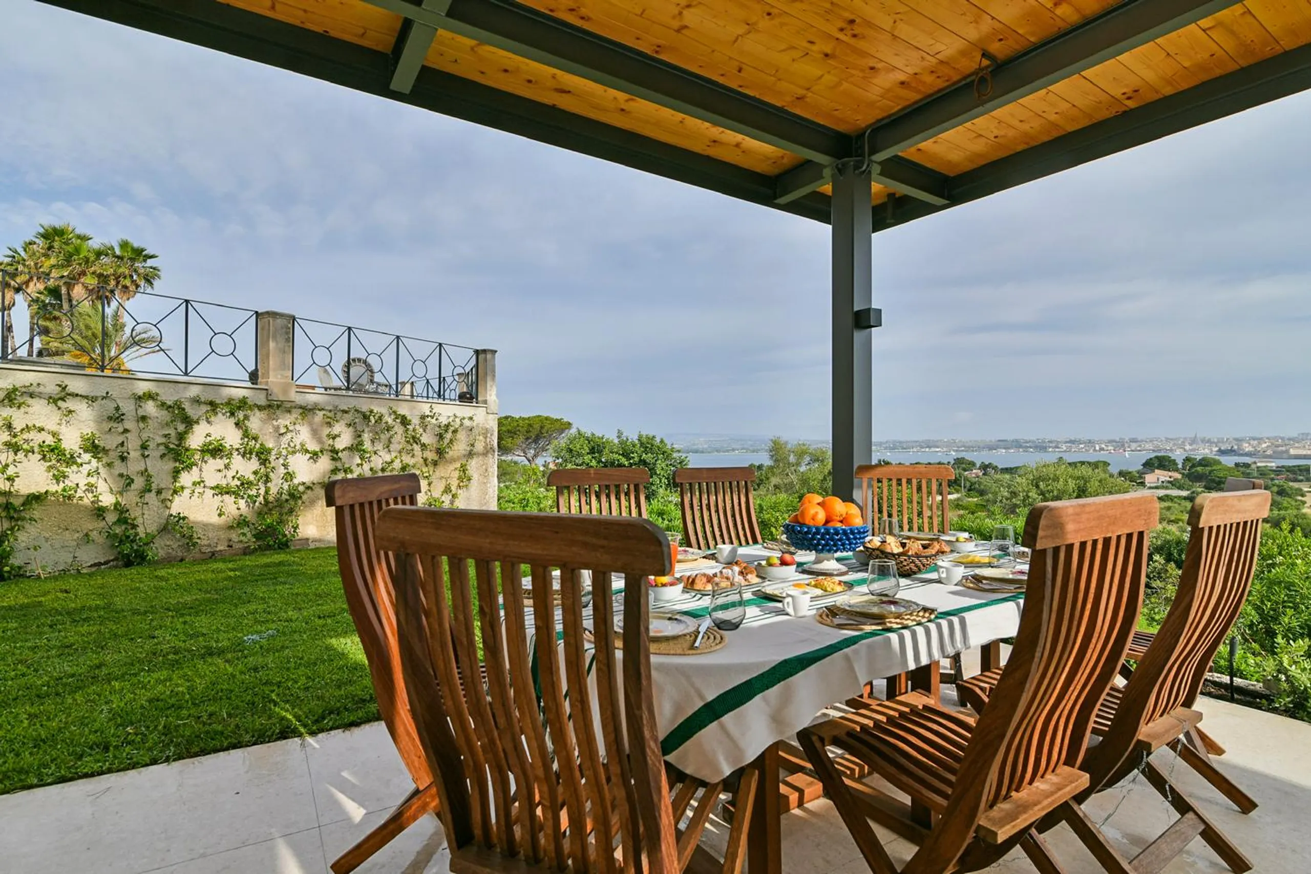 Chic Sicilian Villa with Private Infinity Pool and Scenic Terraces — photograph 7
